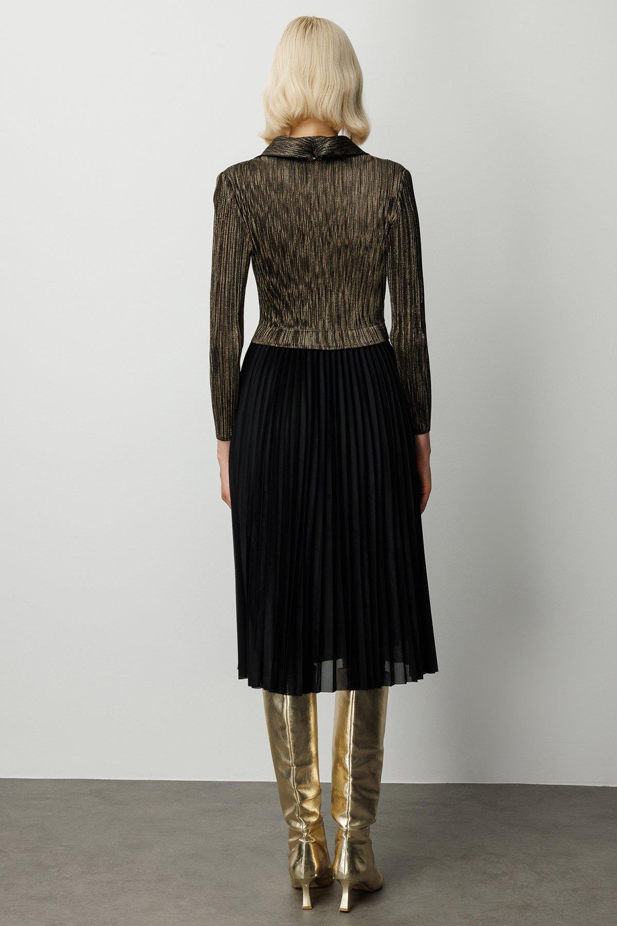 Eteği Piliseli Kalp Yaka Midi Elbise