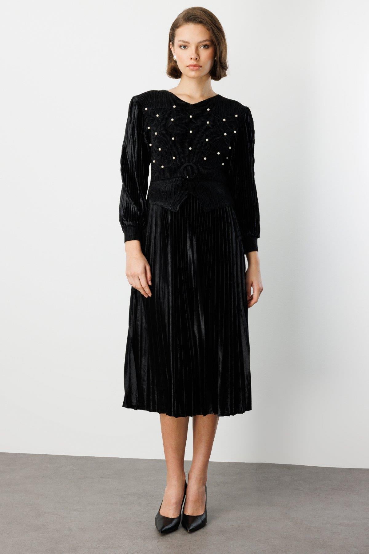 V Yaka Boncuk Detaylı Kadife Elbise