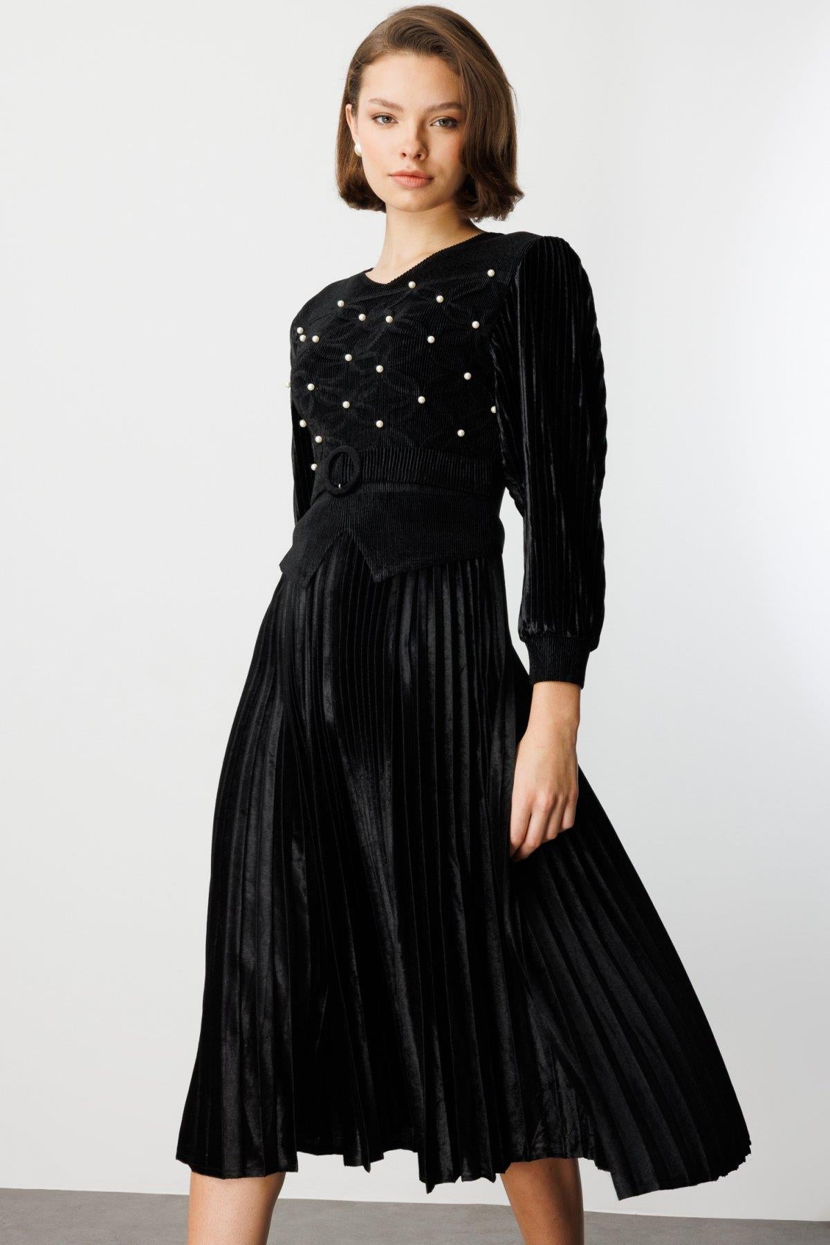 V Yaka Boncuk Detaylı Kadife Elbise