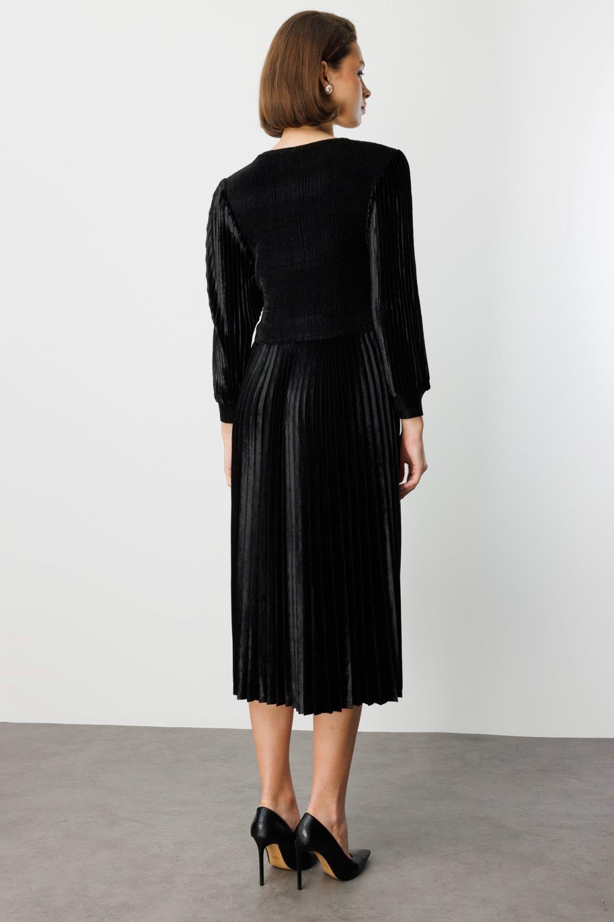 V Yaka Boncuk Detaylı Kadife Elbise