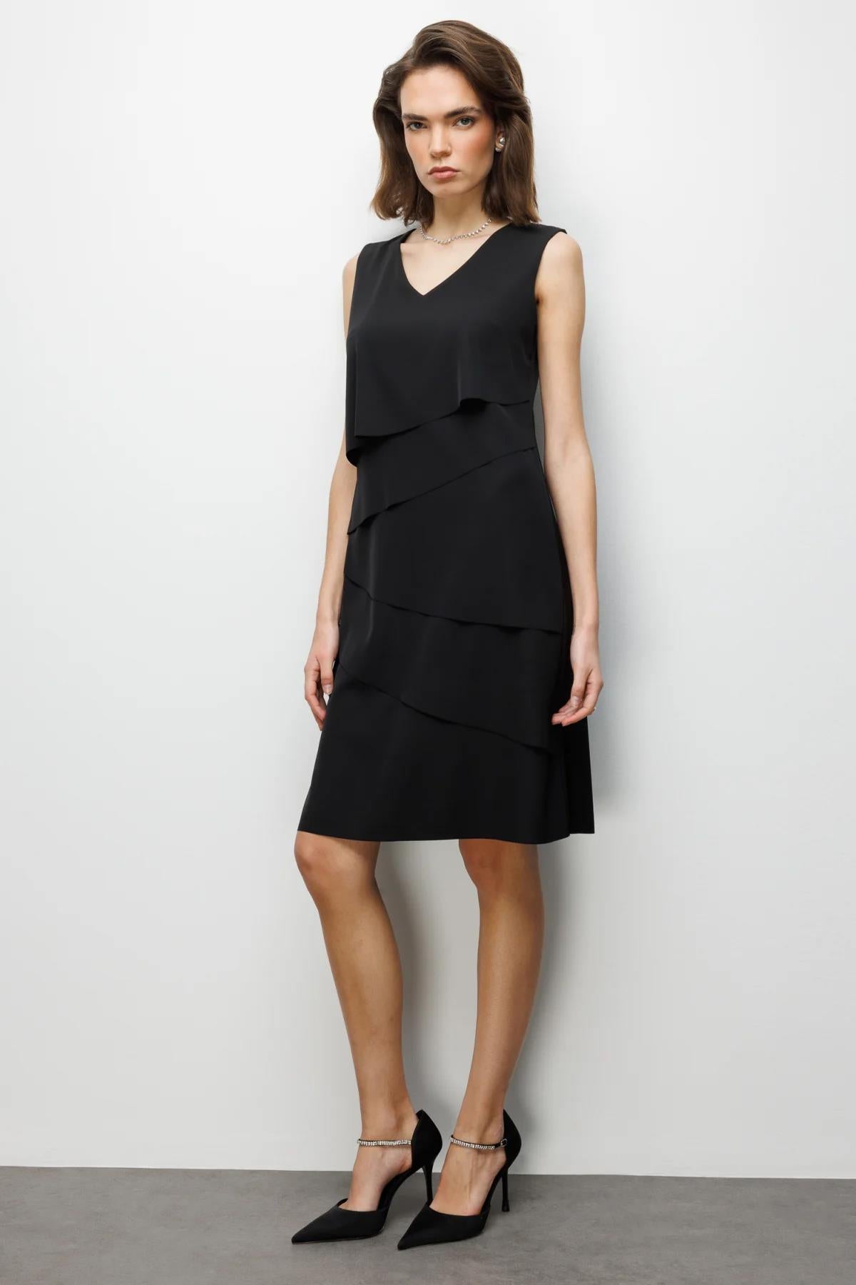 V Yaka Katlı Kısa Elbise