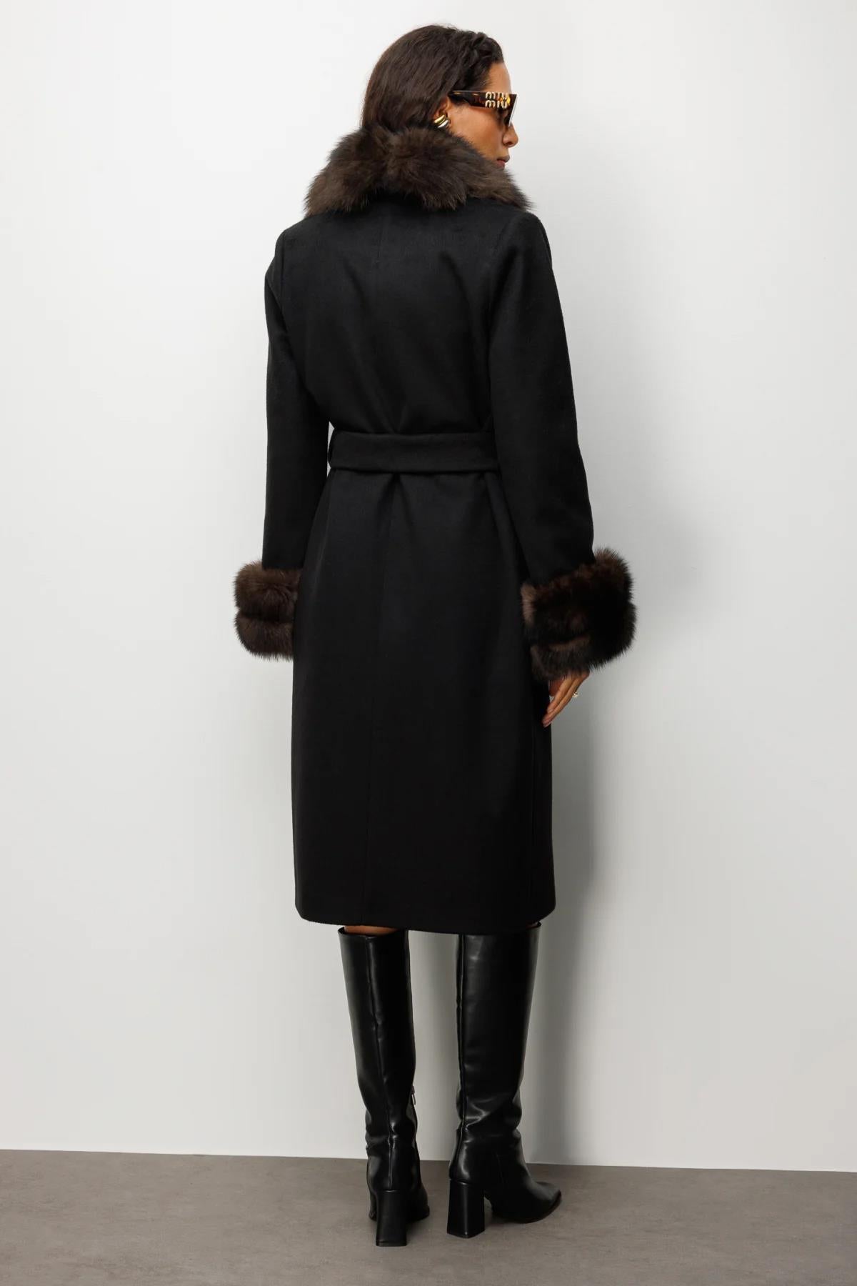 Yaka Ve Kol Kürklü Beli Kuşaklı Kaban