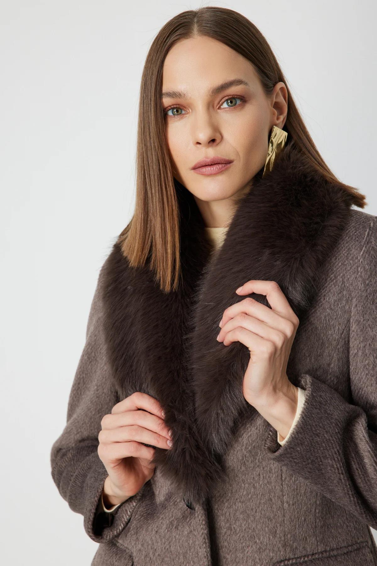 Yakası Kürklü Kapak Cepli Kaban