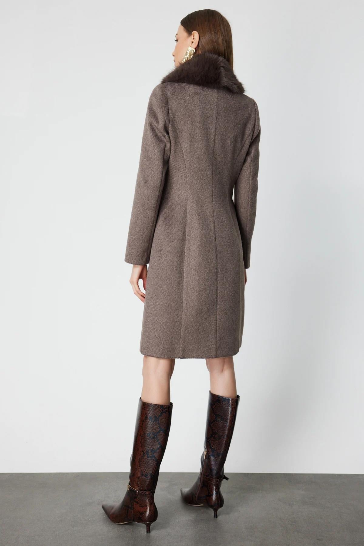 Yakası Kürklü Kapak Cepli Kaban