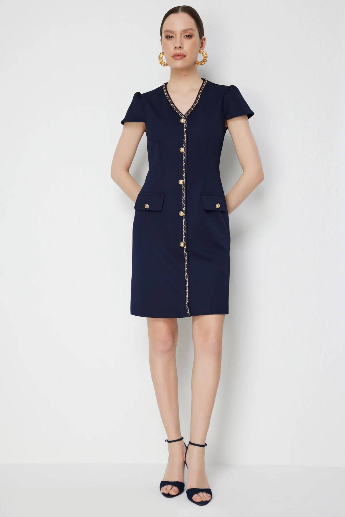 Zincir Detaylı V Yaka Kısa Elbise
