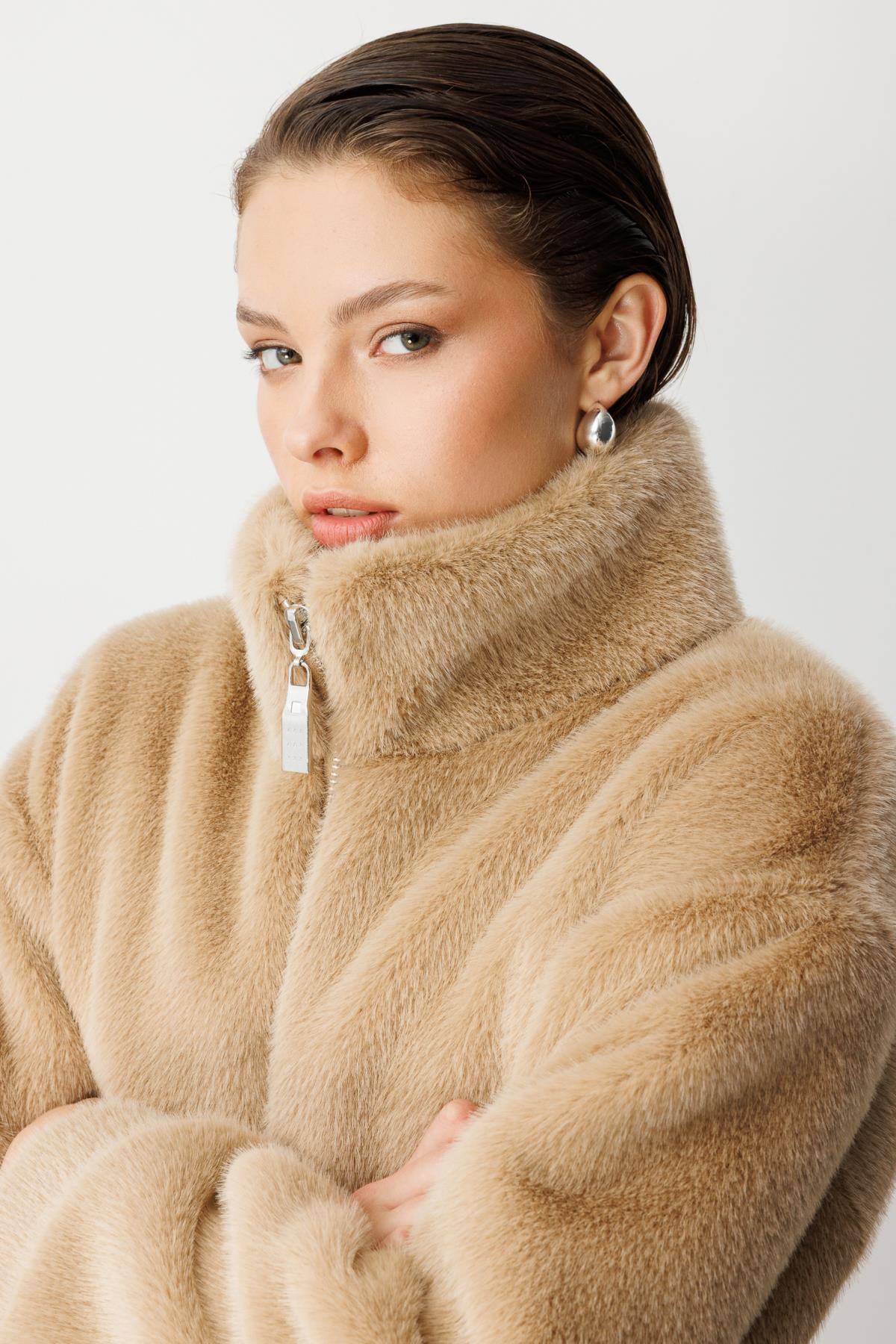 Dik Yaka Önden Fermuarlı Beli İpli Peluş Mont