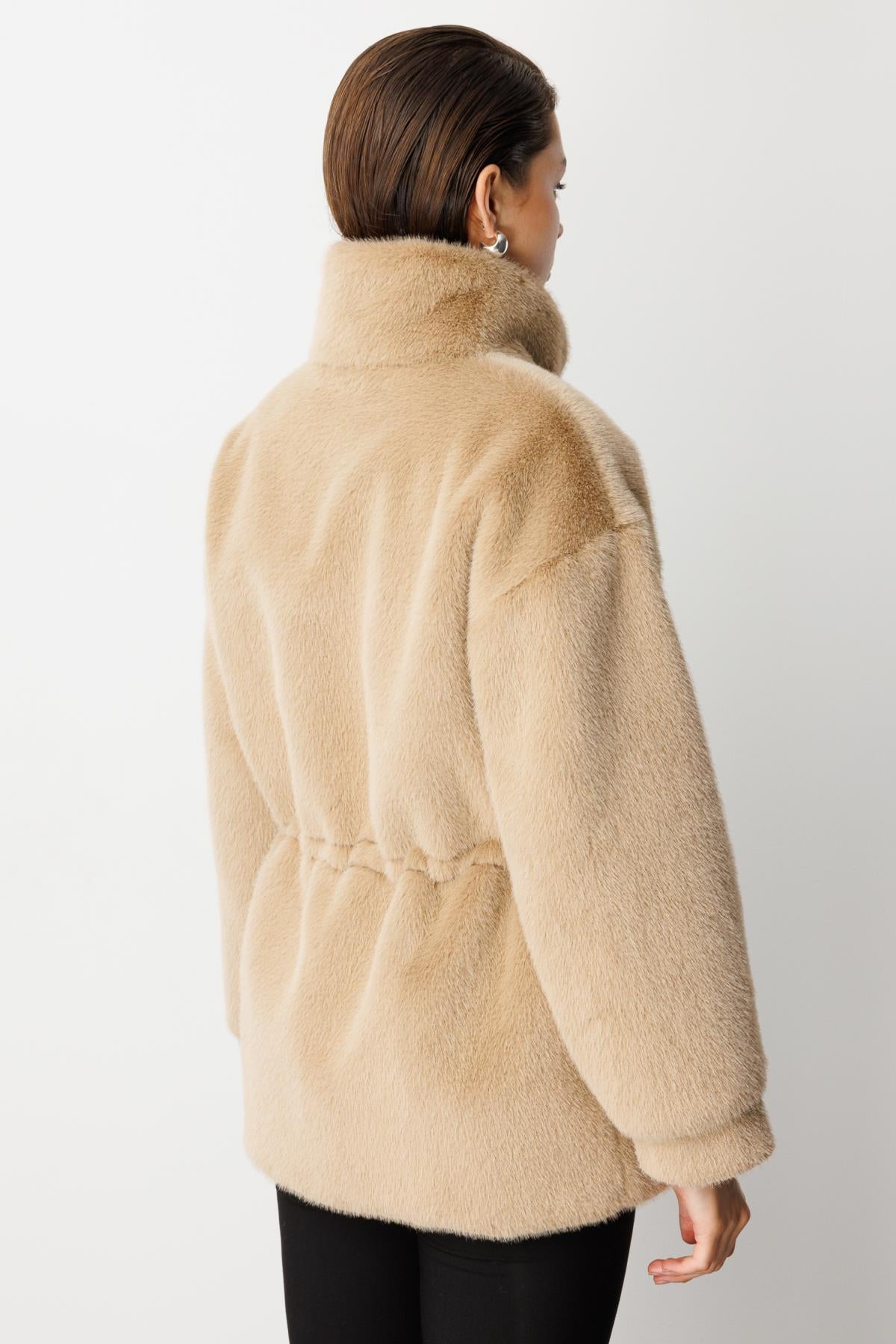 Dik Yaka Önden Fermuarlı Beli İpli Peluş Mont