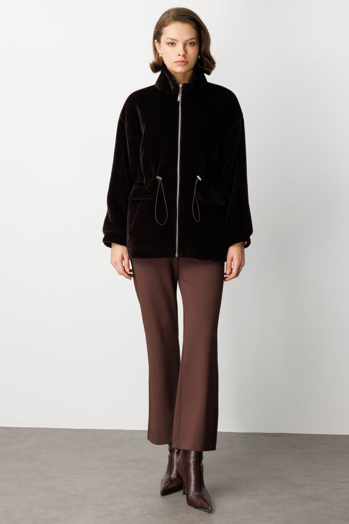 Dik Yaka Önden Fermuarlı Beli İpli Peluş Mont