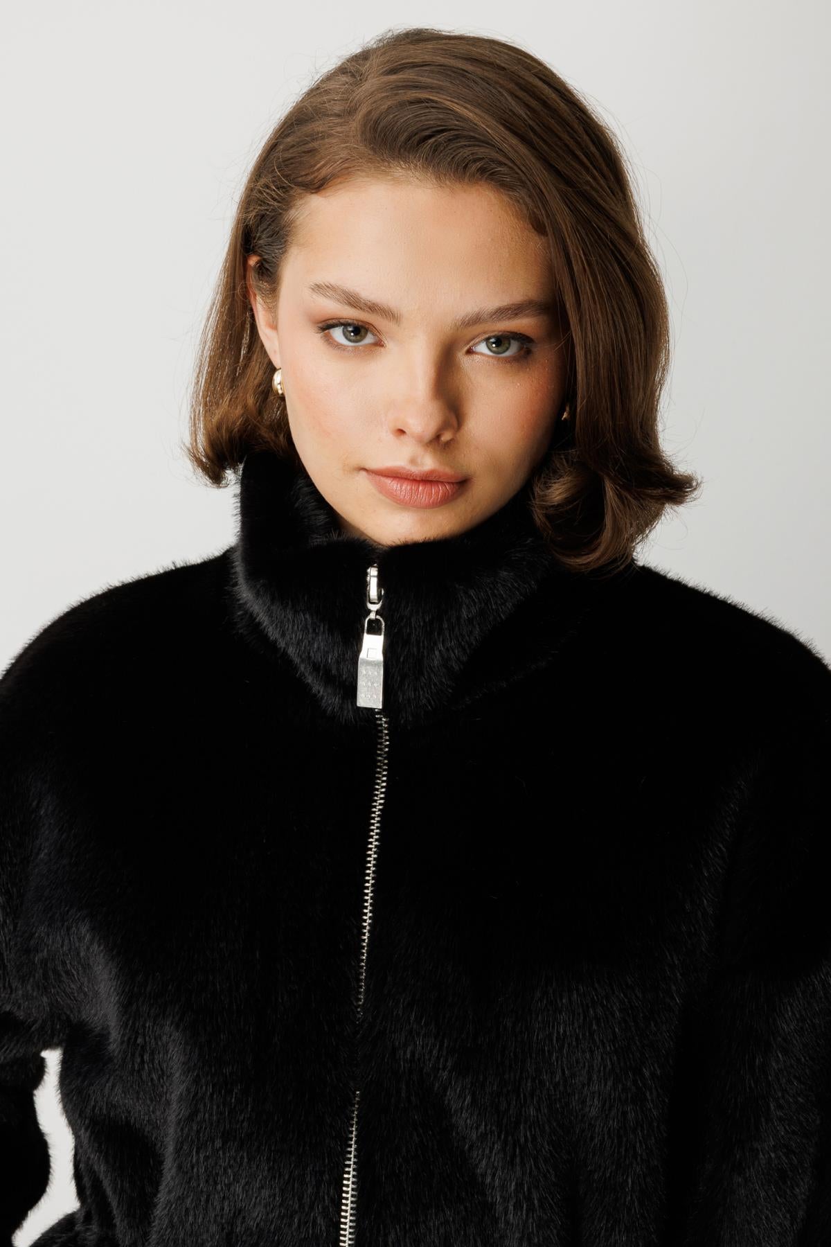 Dik Yaka Önden Fermuarlı Beli İpli Peluş Mont