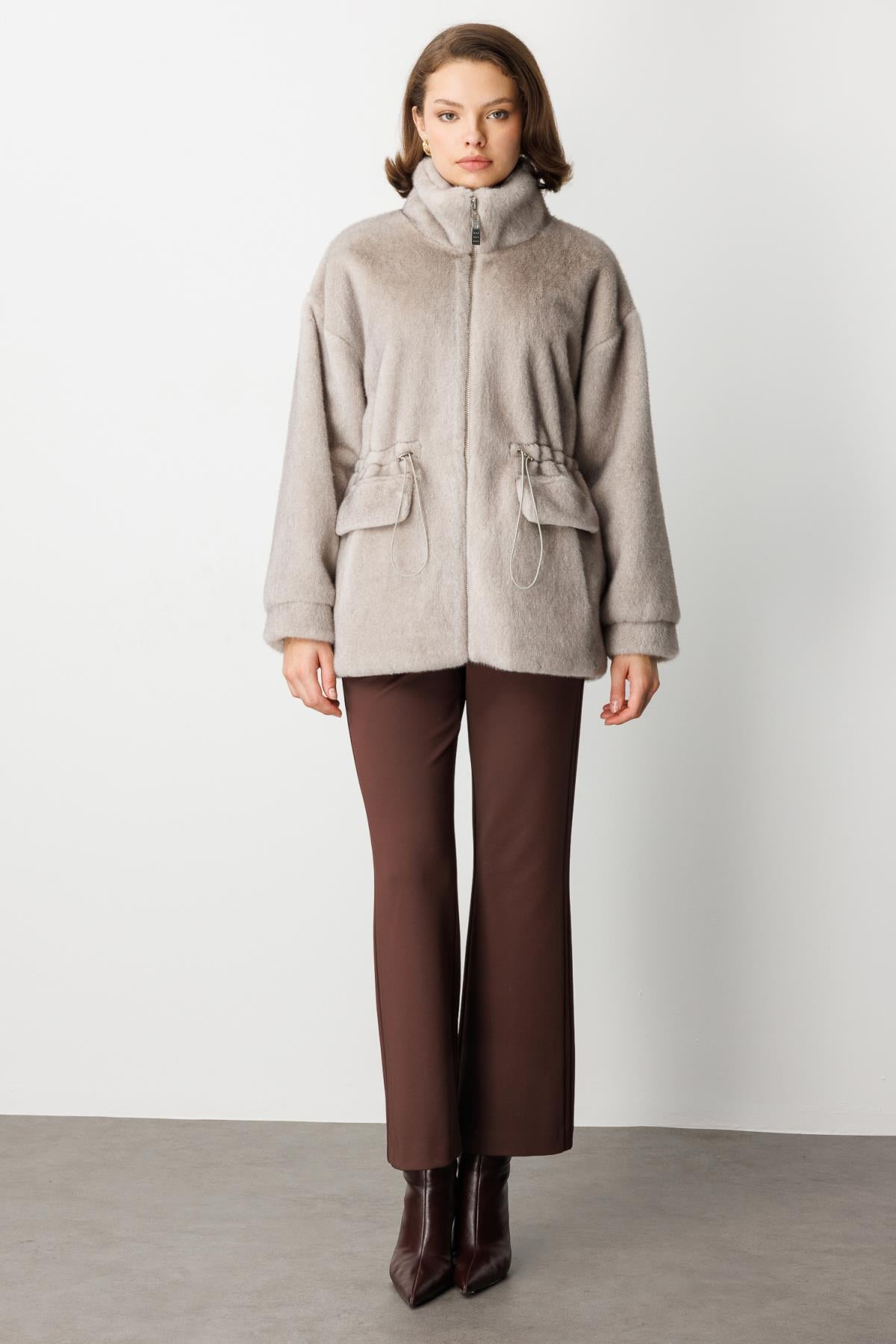 Dik Yaka Önden Fermuarlı Beli İpli Peluş Mont