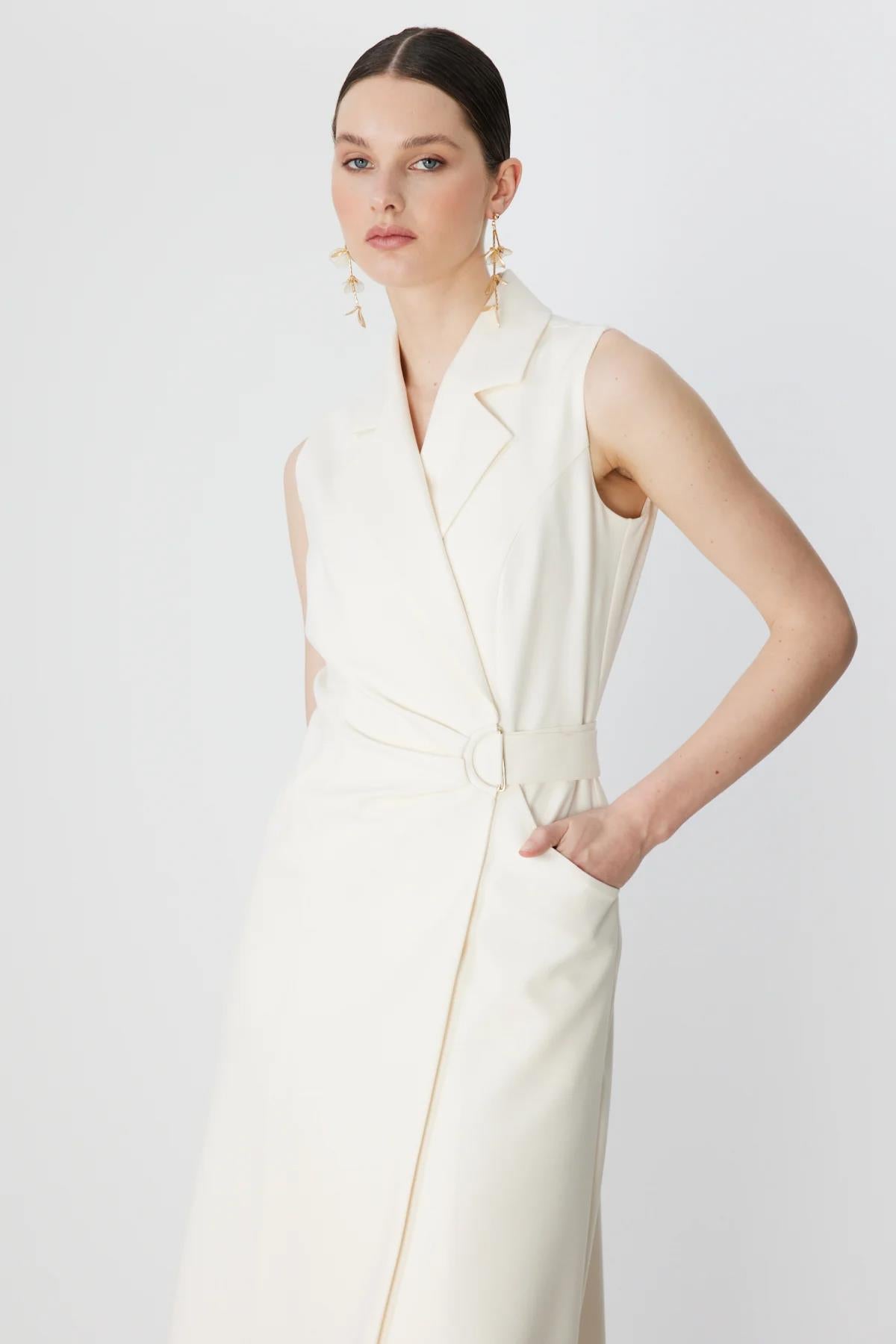 Beli Tokalı Kruvaze Kolsuz Midi Elbise