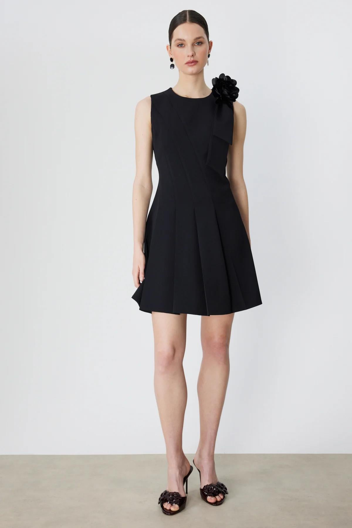 Omuz Gül Aksesuarlı Kolsuz Mini Elbise