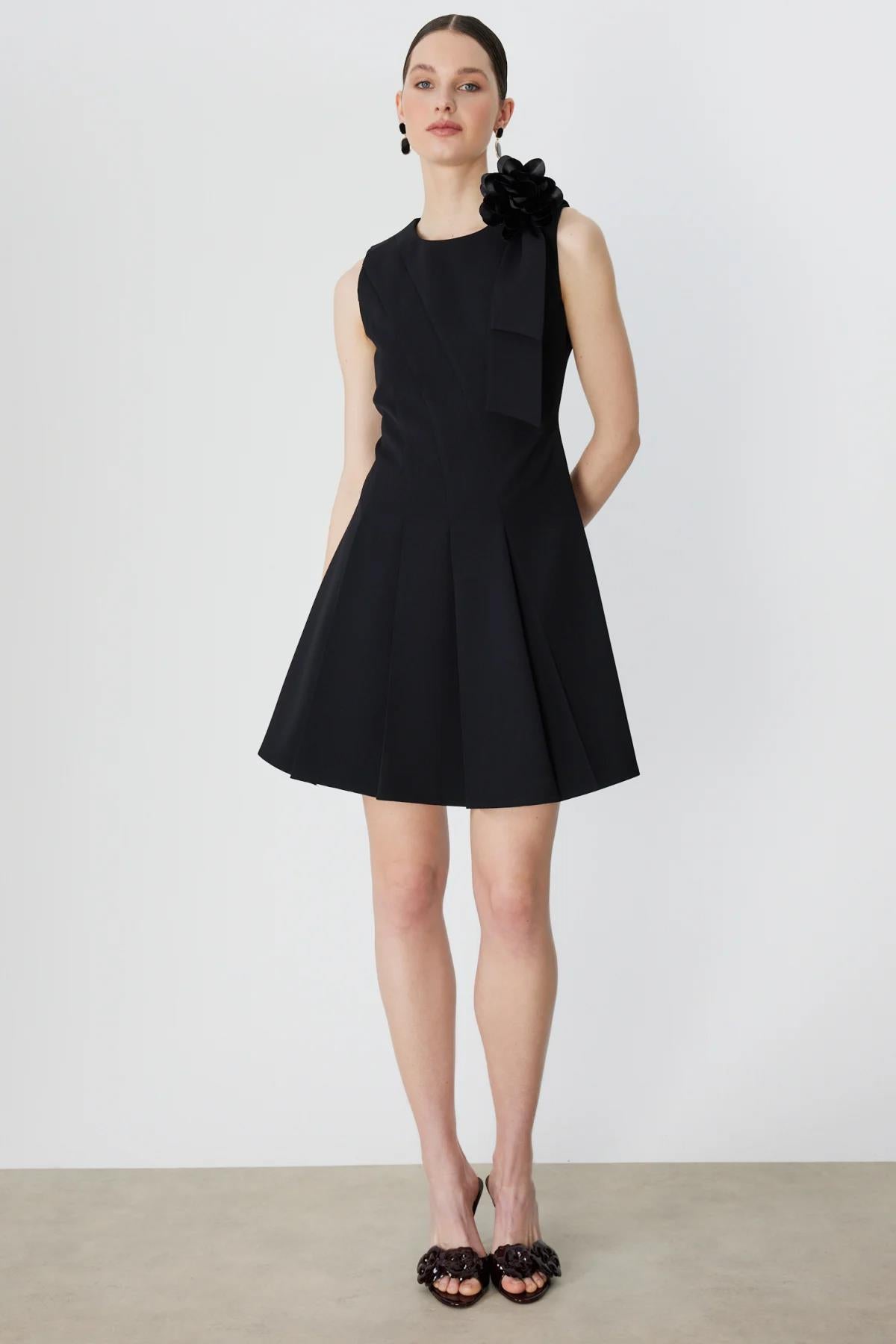 Omuz Gül Aksesuarlı Kolsuz Mini Elbise