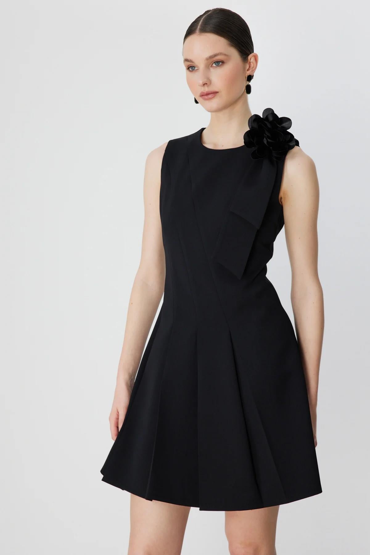 Omuz Gül Aksesuarlı Kolsuz Mini Elbise