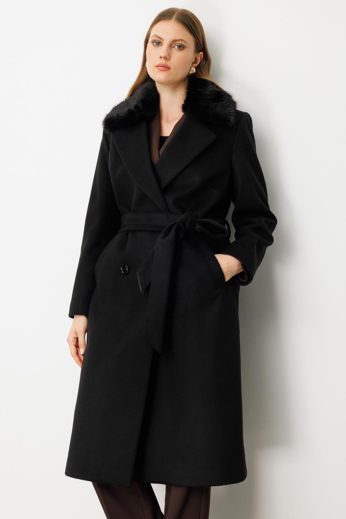 Yakası Kürklü Beli Kuşaklı Büyük Beden Kaban