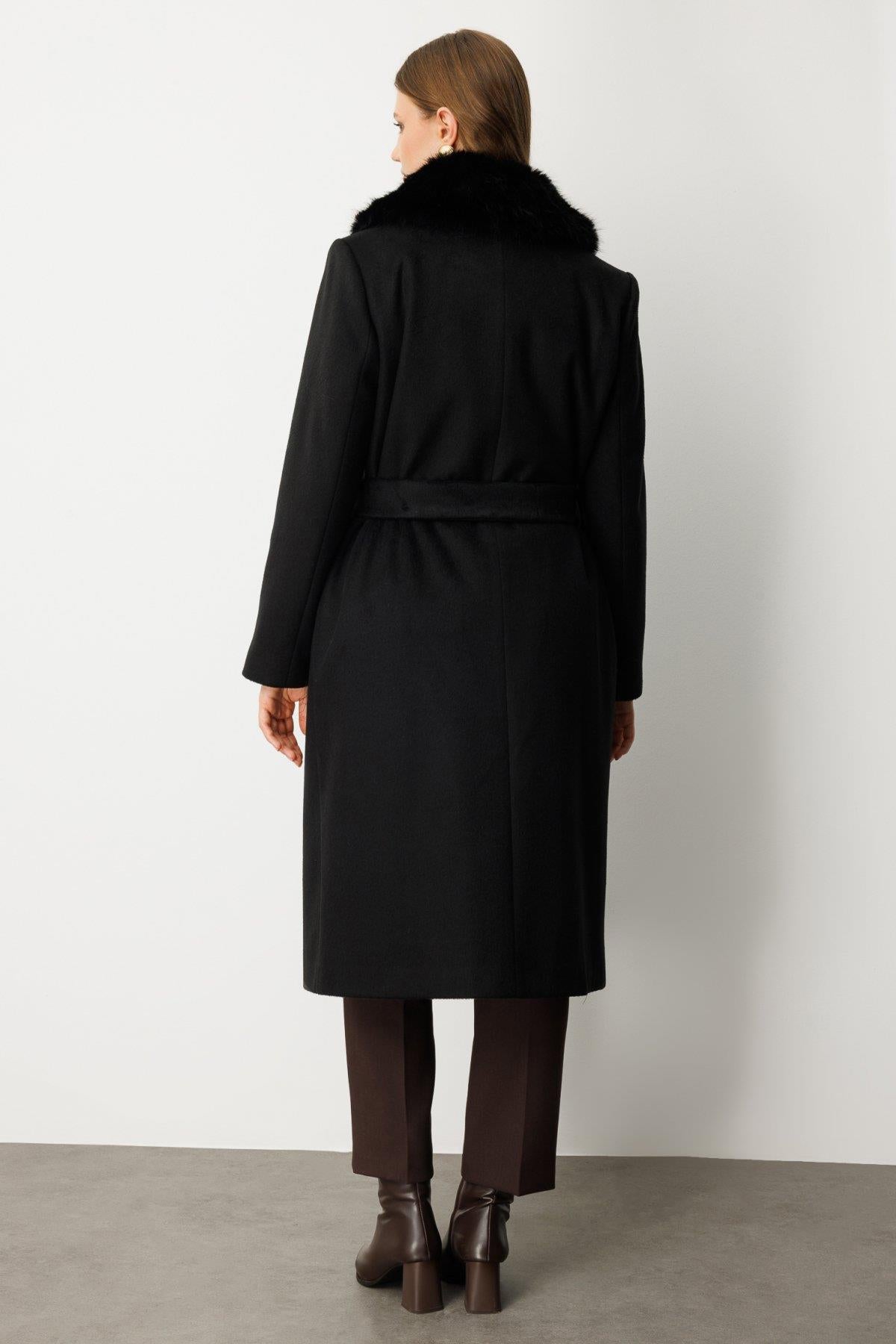 Yakası Kürklü Beli Kuşaklı Büyük Beden Kaban