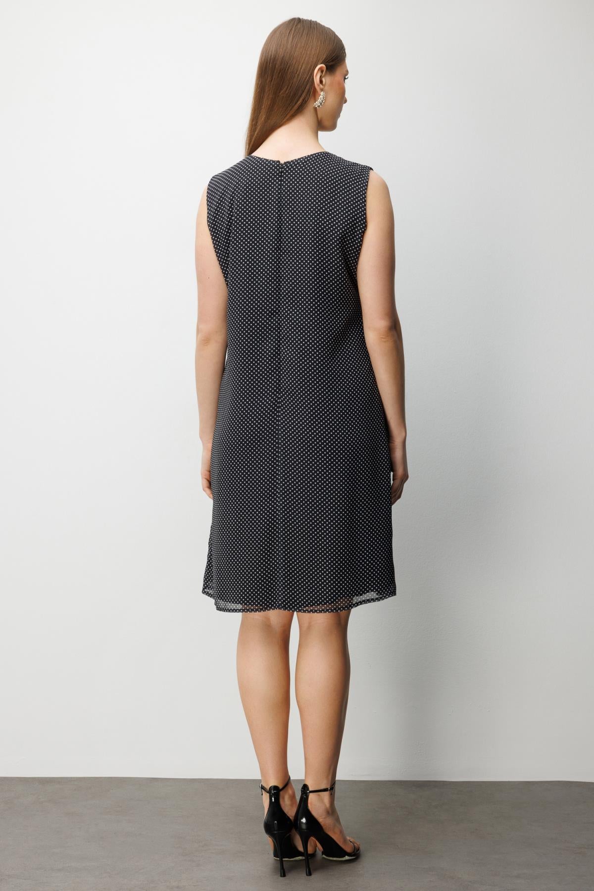 V Yaka Puantiyeli Katlı Büyük Beden Elbise