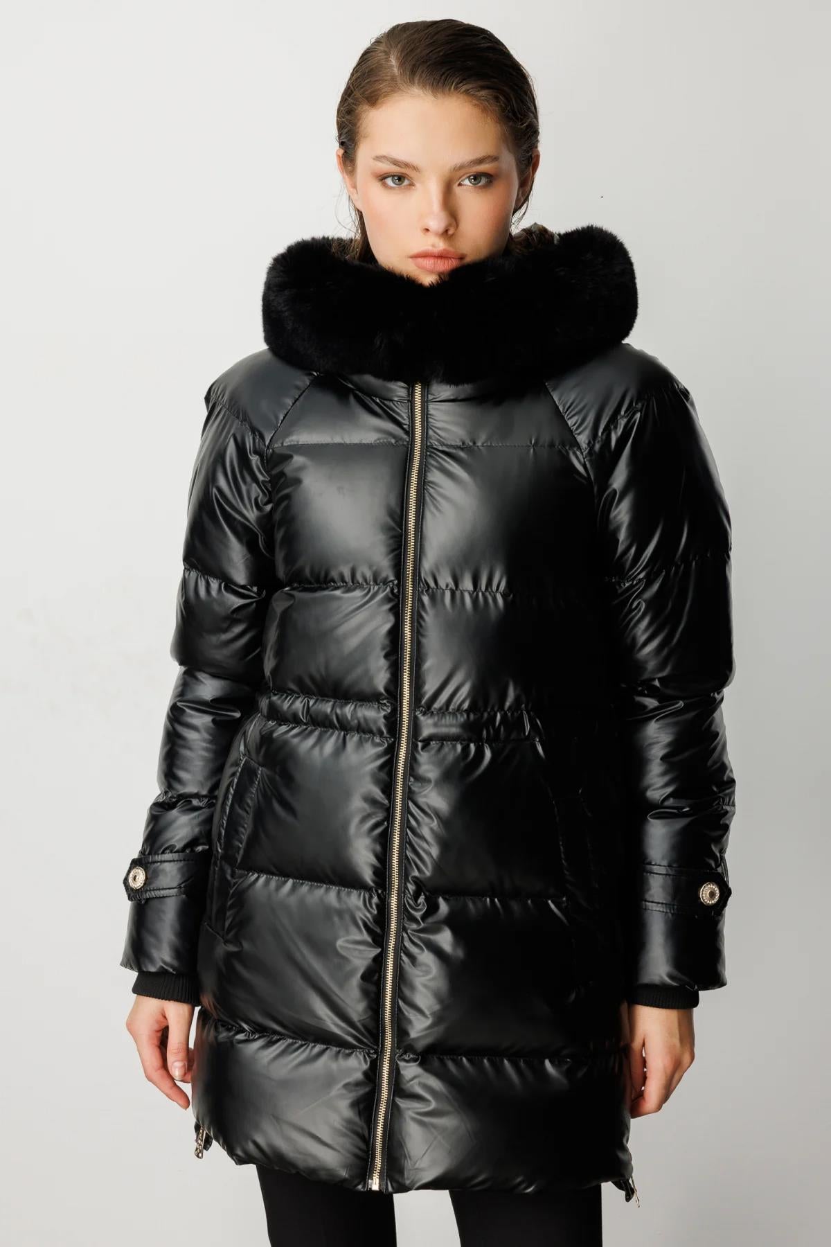 Kapüşon Kürk Detaylı Parlak Kumaş Şişme Mont