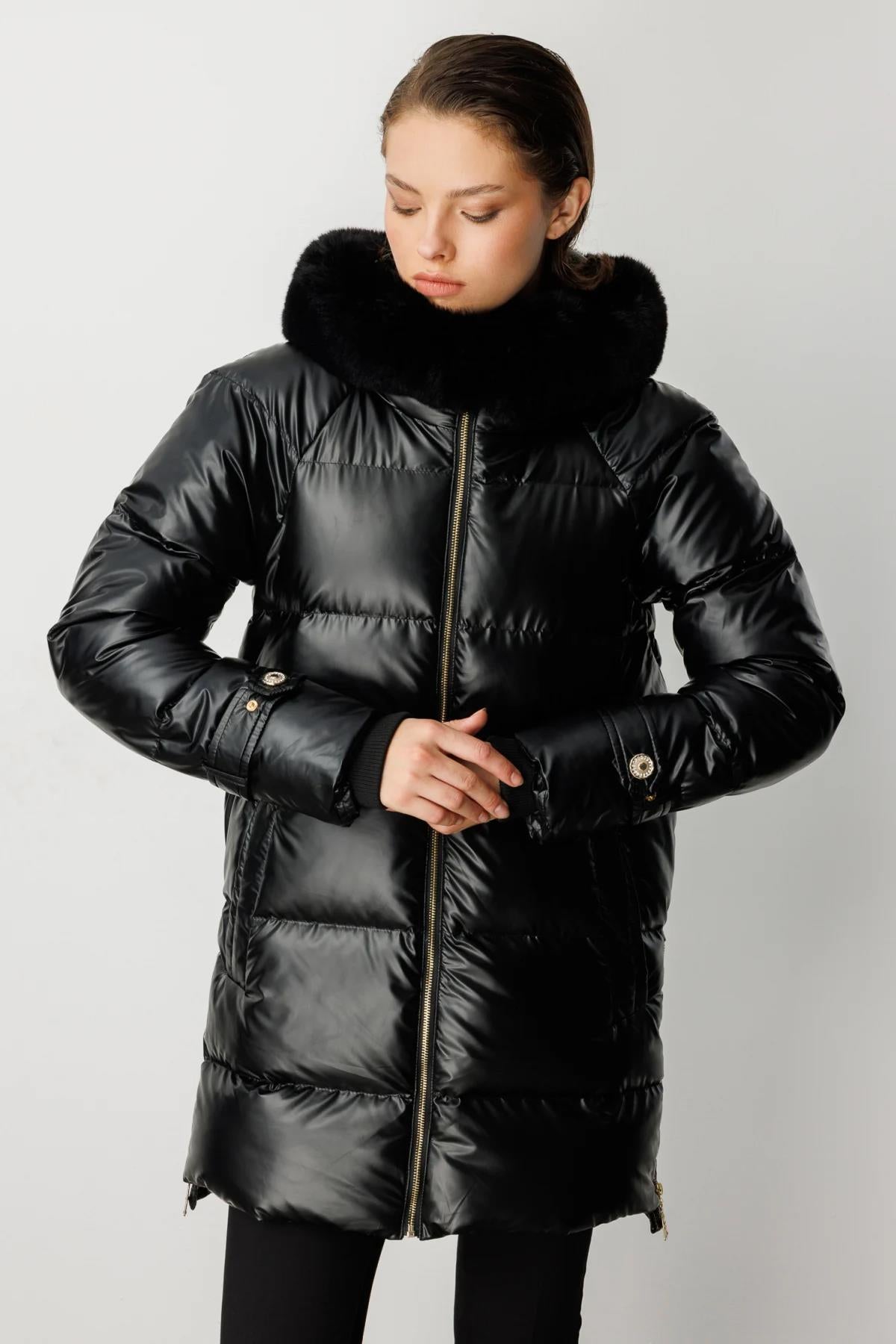 Kapüşon Kürk Detaylı Parlak Kumaş Şişme Mont