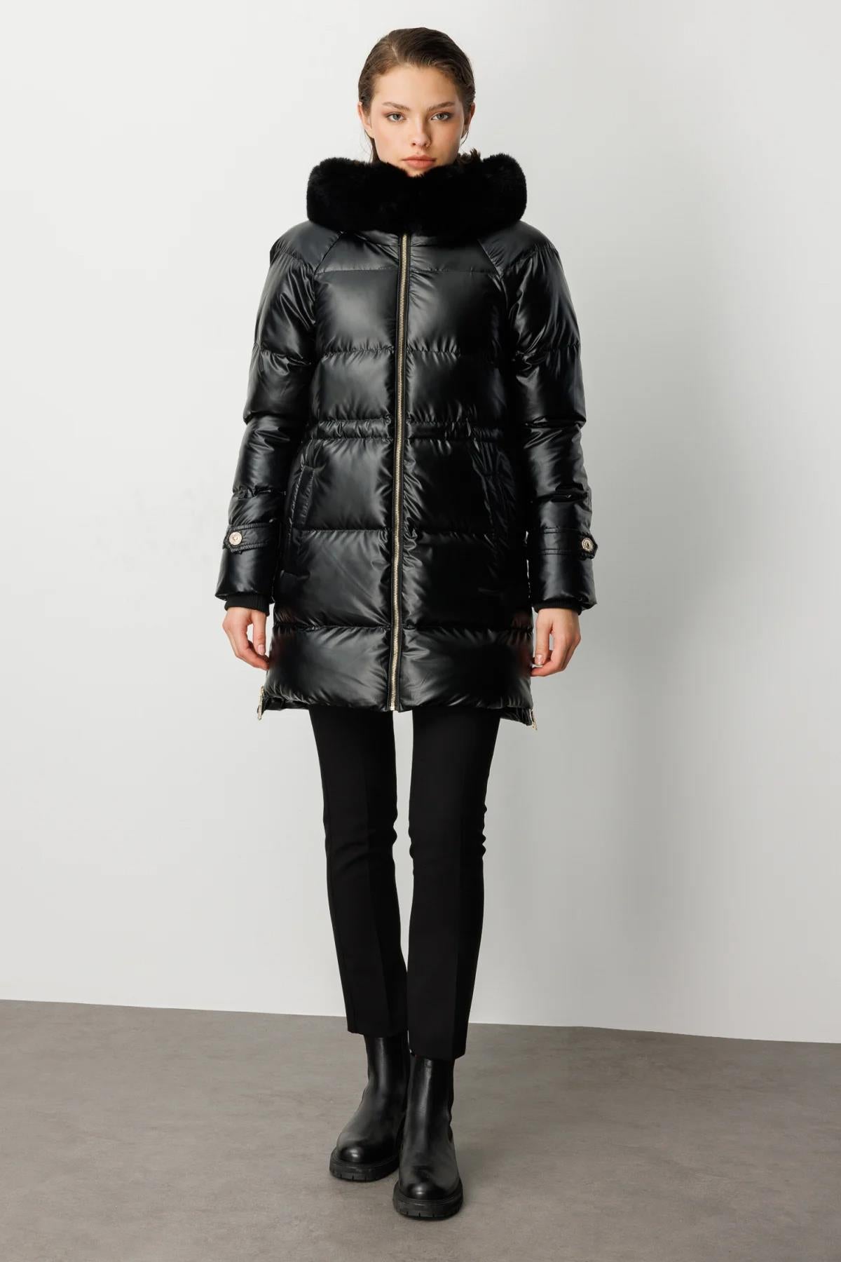 Kapüşon Kürk Detaylı Parlak Kumaş Şişme Mont