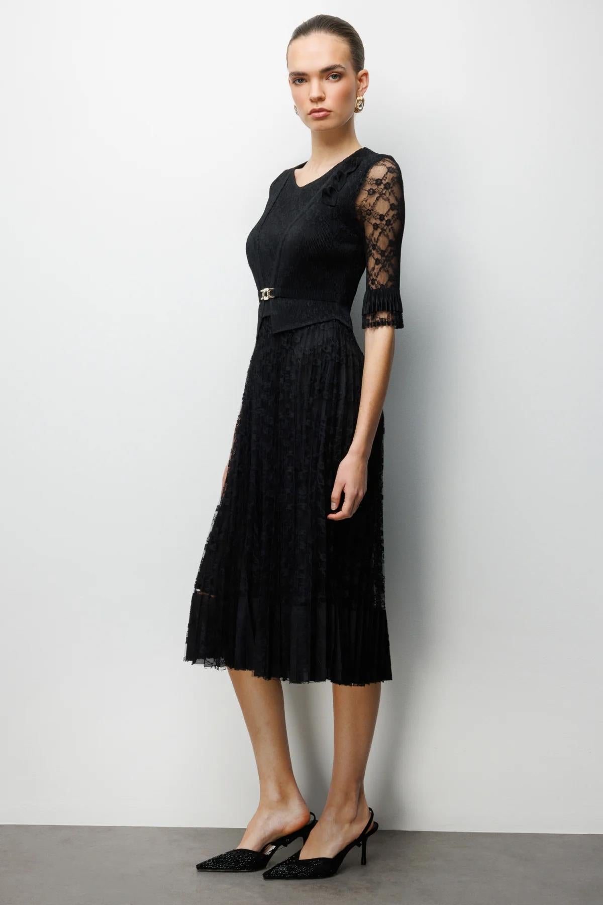 Desenli Dantelli Süs Kemer Detaylı Midi Elbise