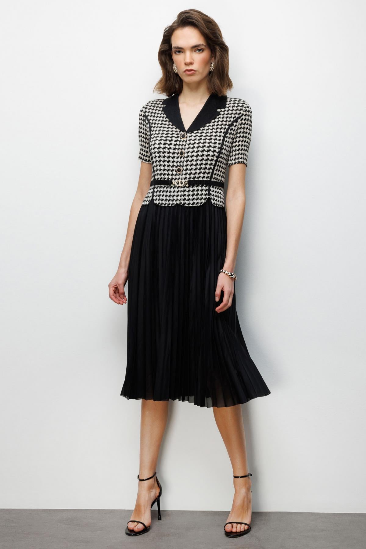 Üst Kazayağı Desenli Piliseli Midi Boy Elbise