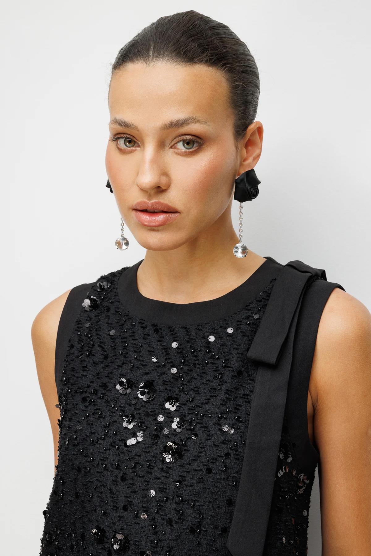 Omzu Fiyonklu Pullu Mini Elbise