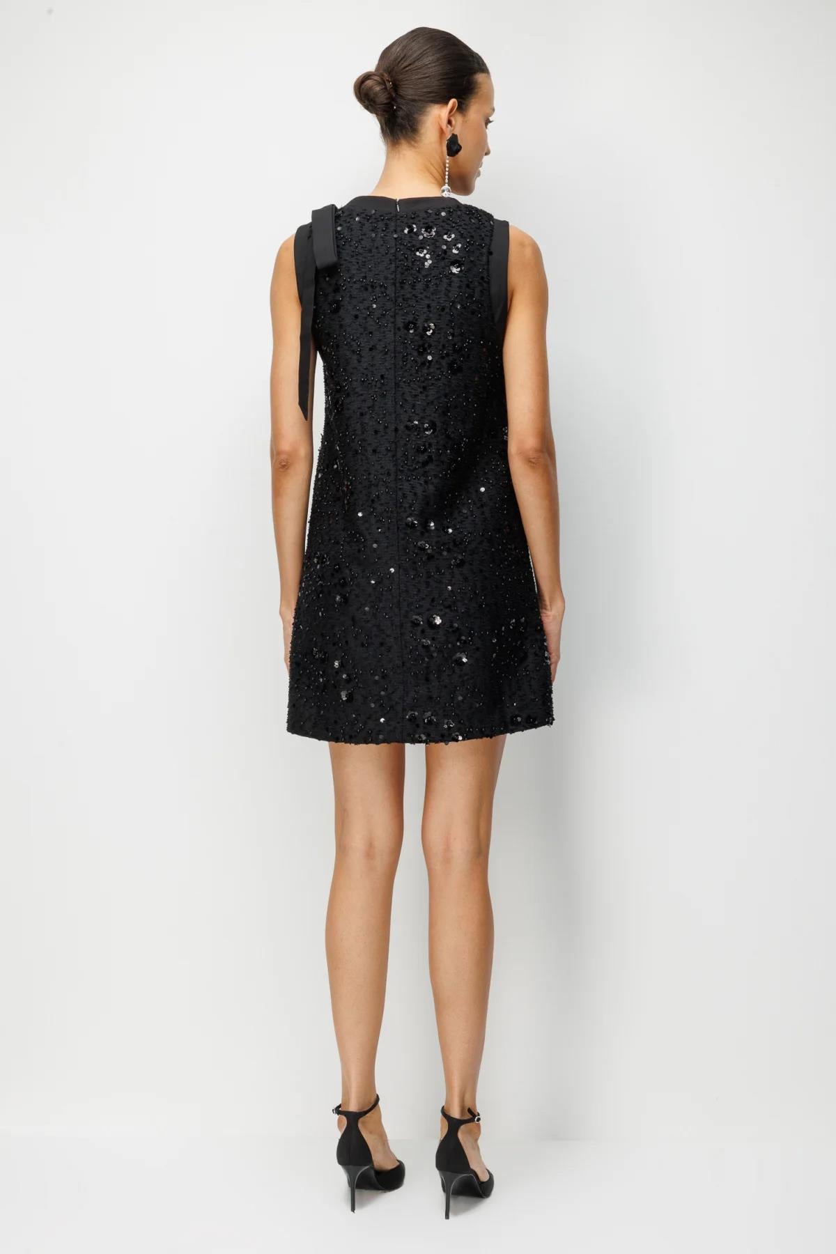 Omzu Fiyonklu Pullu Mini Elbise