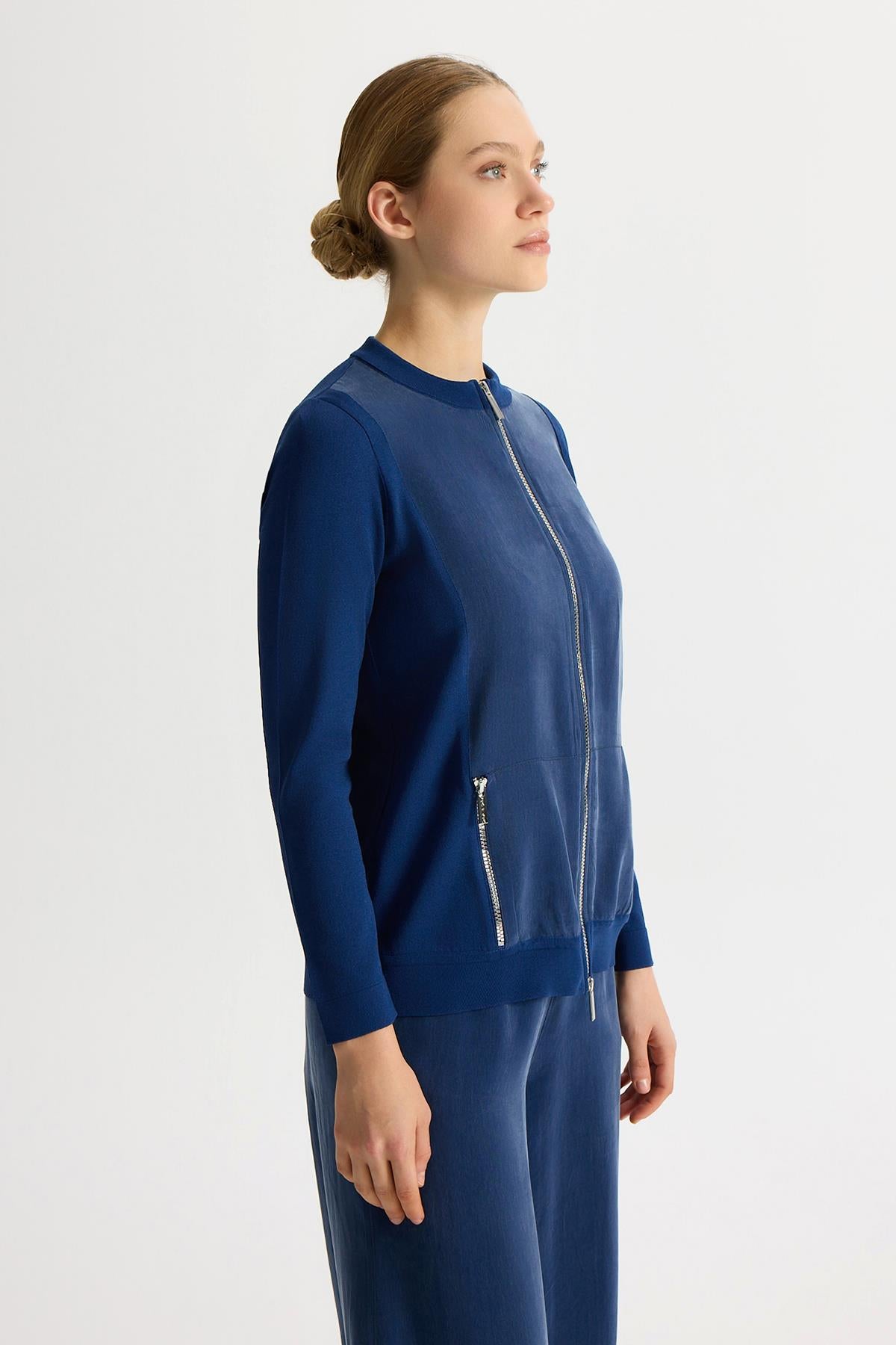 جاكيت محبوك بتفاصيل من الكوبرو مع سحاب 