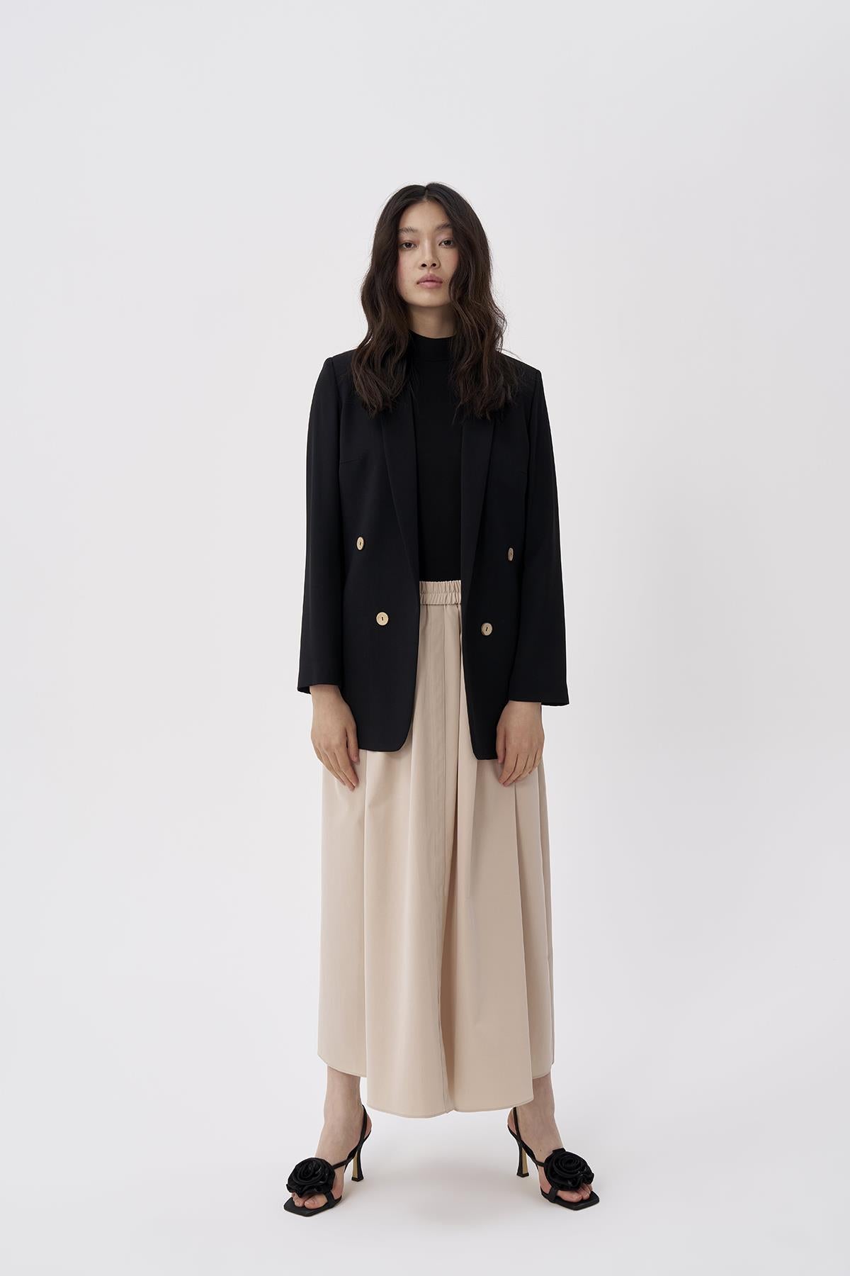 سترة نسائية بأزرار خشبية