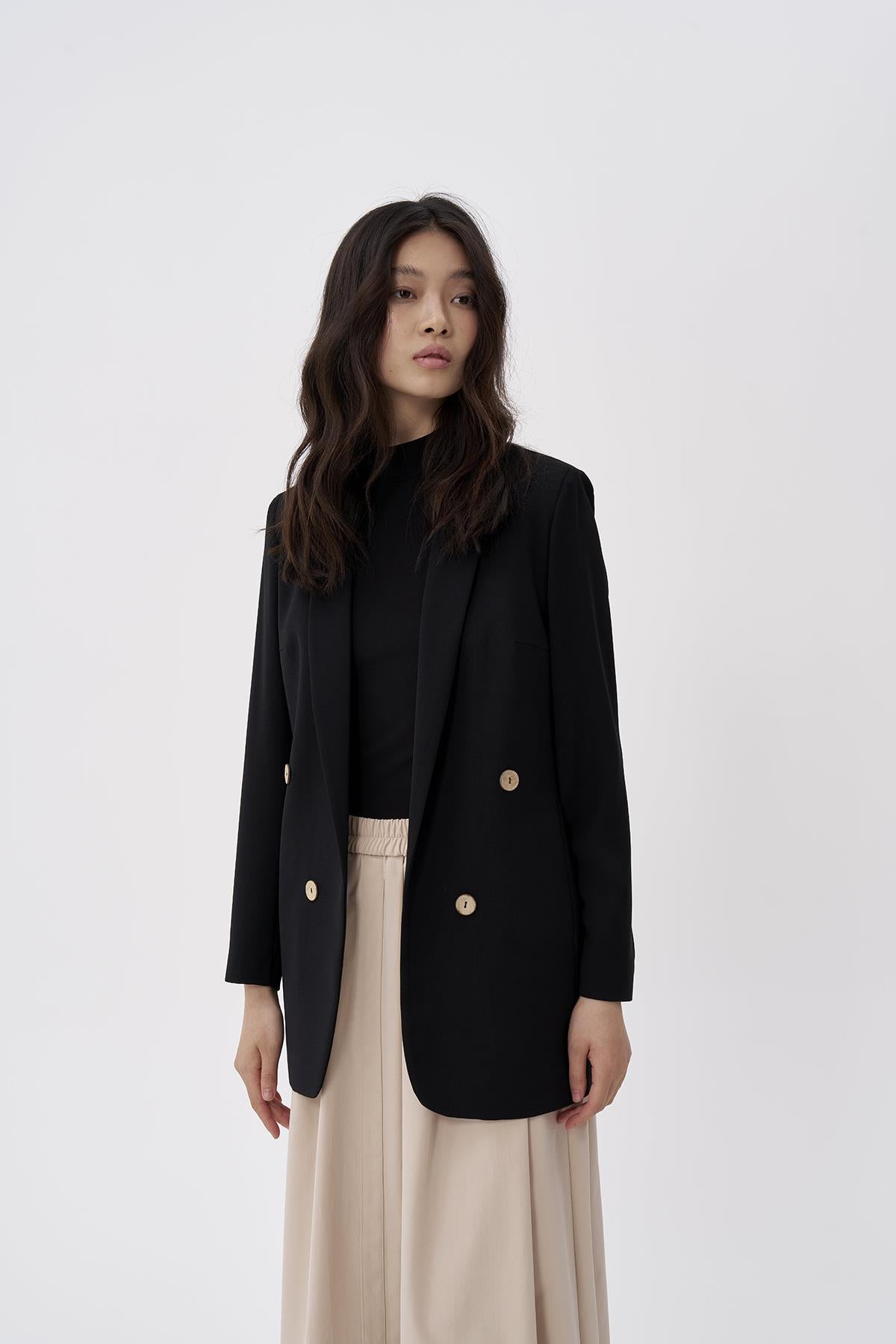 سترة نسائية بأزرار خشبية