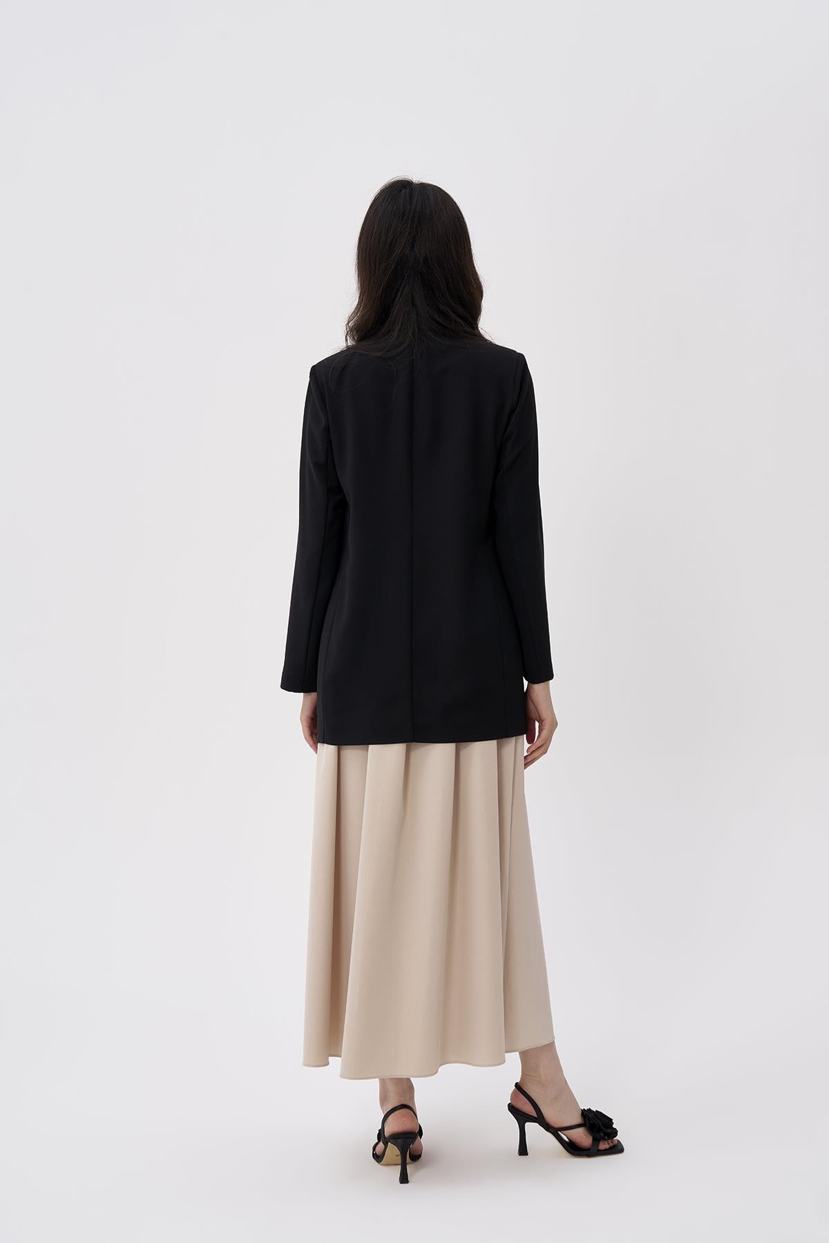 سترة نسائية بأزرار خشبية