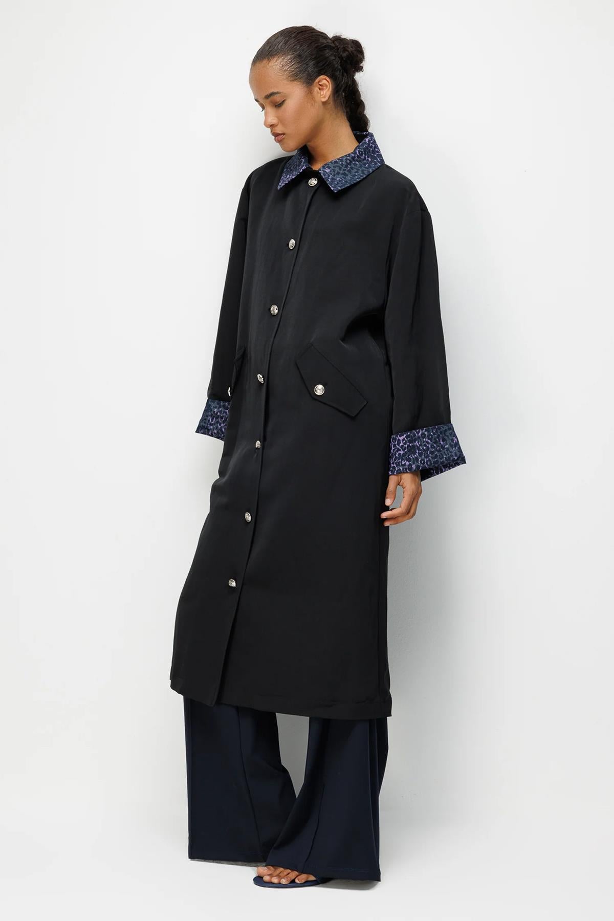 Leopar Desen Yaka Ve Kol Önden Düğmeli Kap