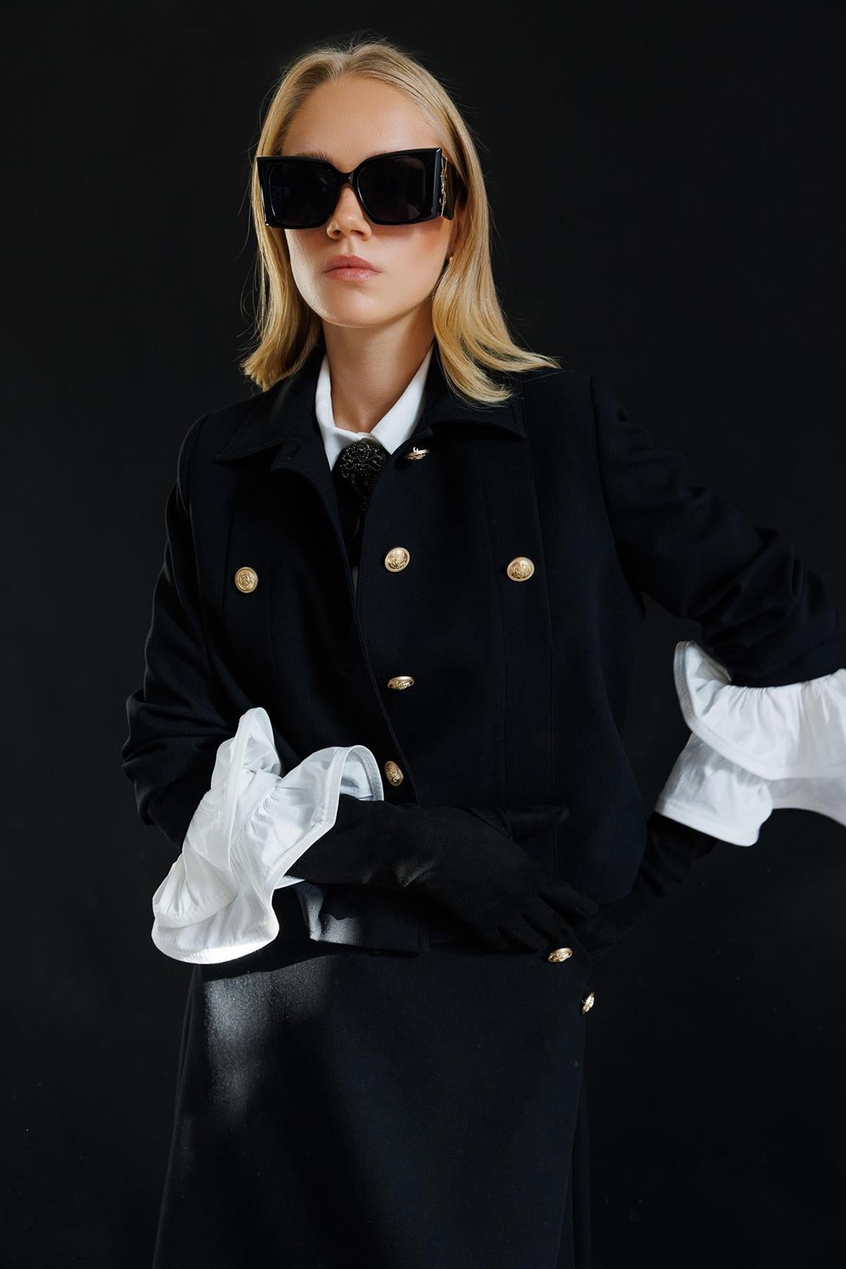 Düğme Detaylı Kısa Ceket Ve Etek Takım