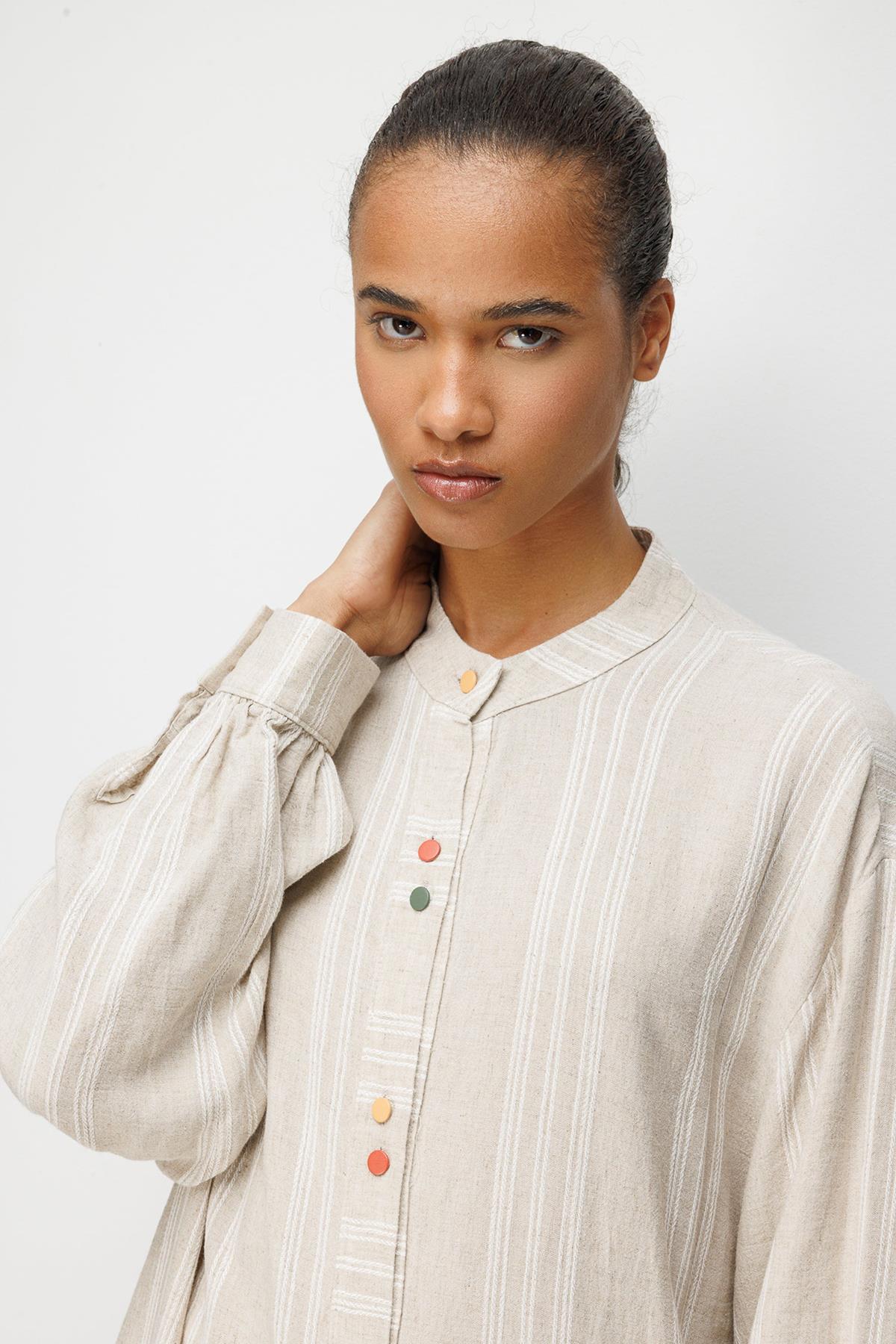 Renkli Düğmeli Arka Desenli Keten Uzun Tunik