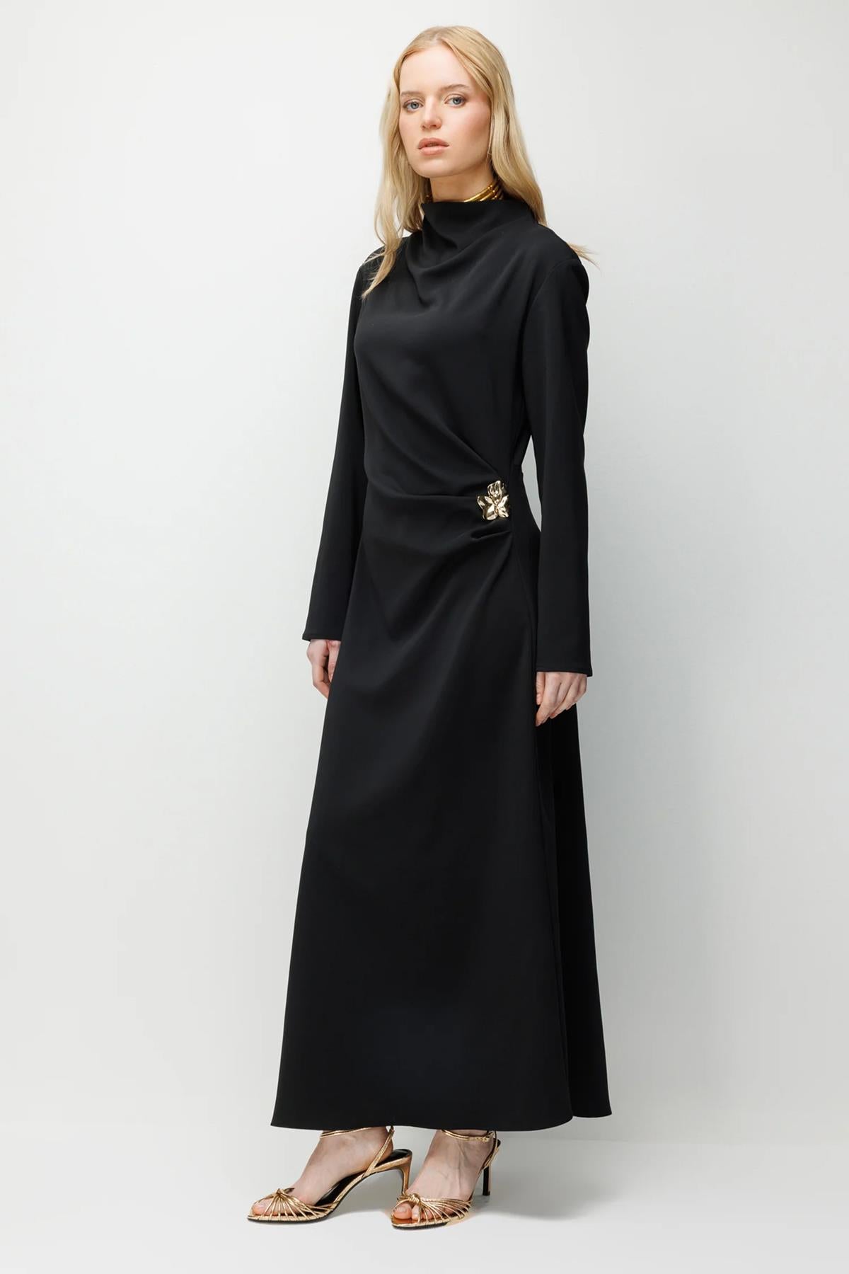 Bel Broş Detaylı Drapeli Uzun Elbise