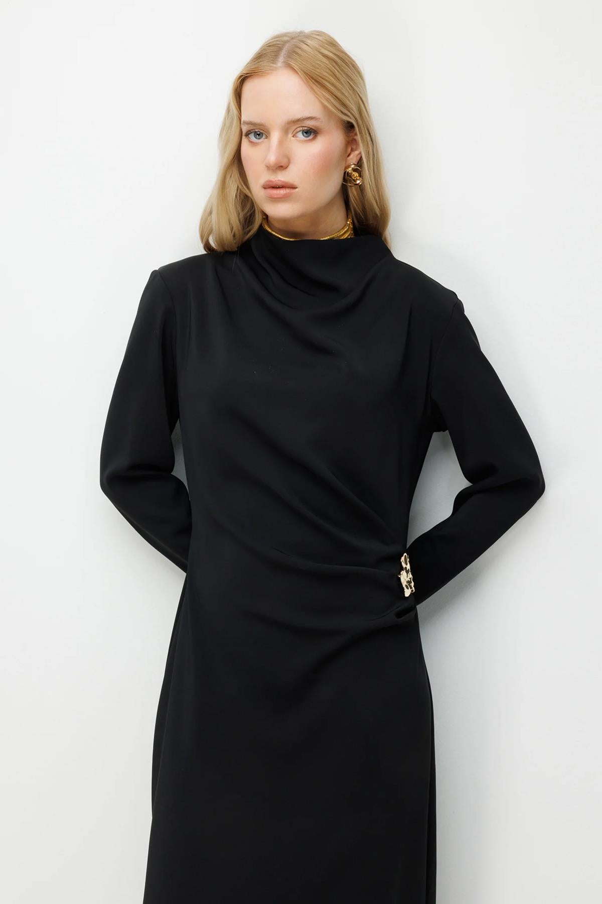 Bel Broş Detaylı Drapeli Uzun Elbise