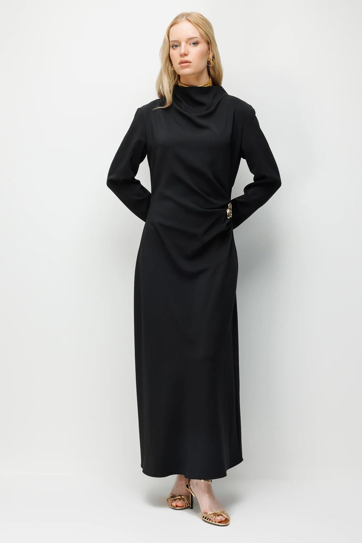 Bel Broş Detaylı Drapeli Uzun Elbise