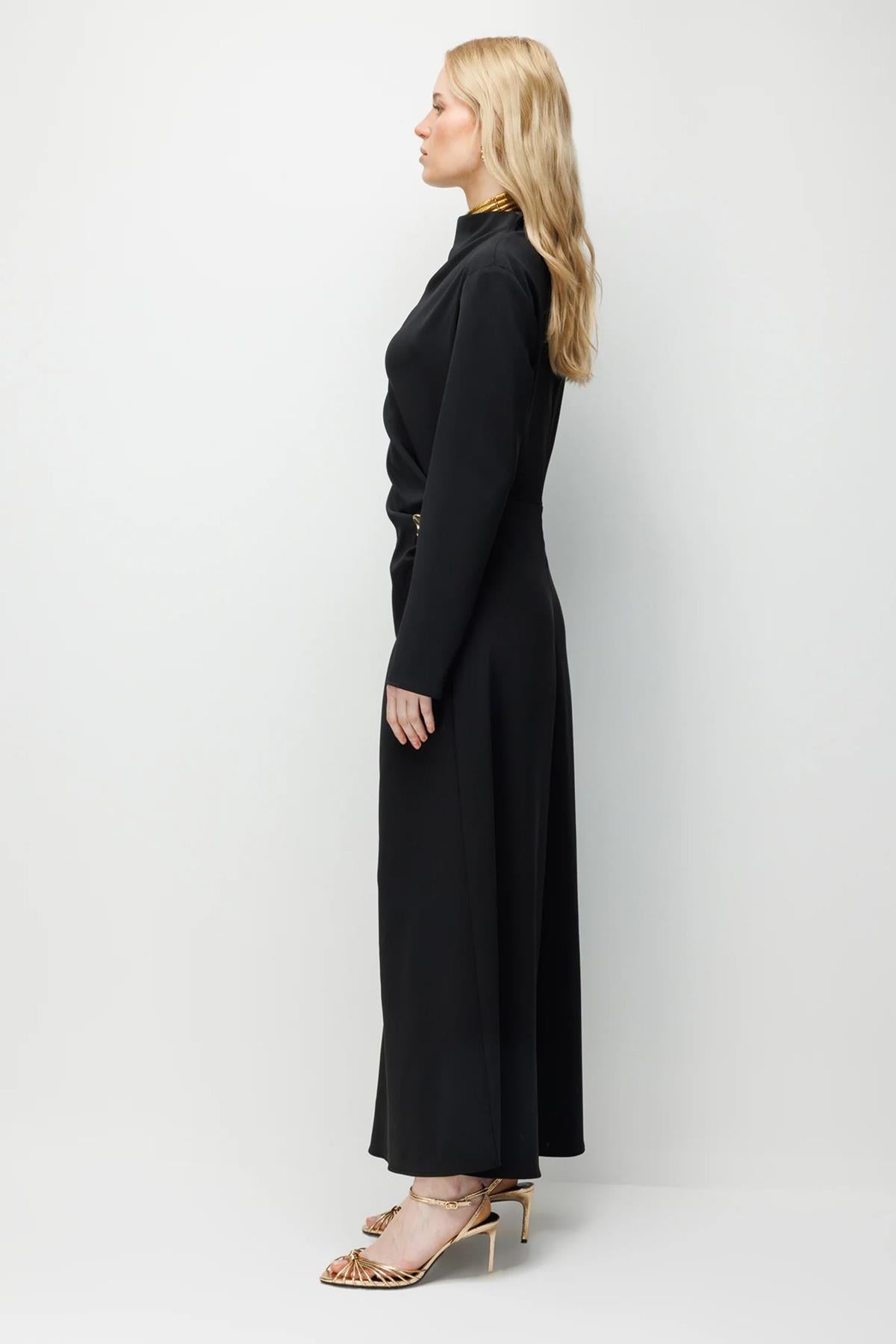 Bel Broş Detaylı Drapeli Uzun Elbise