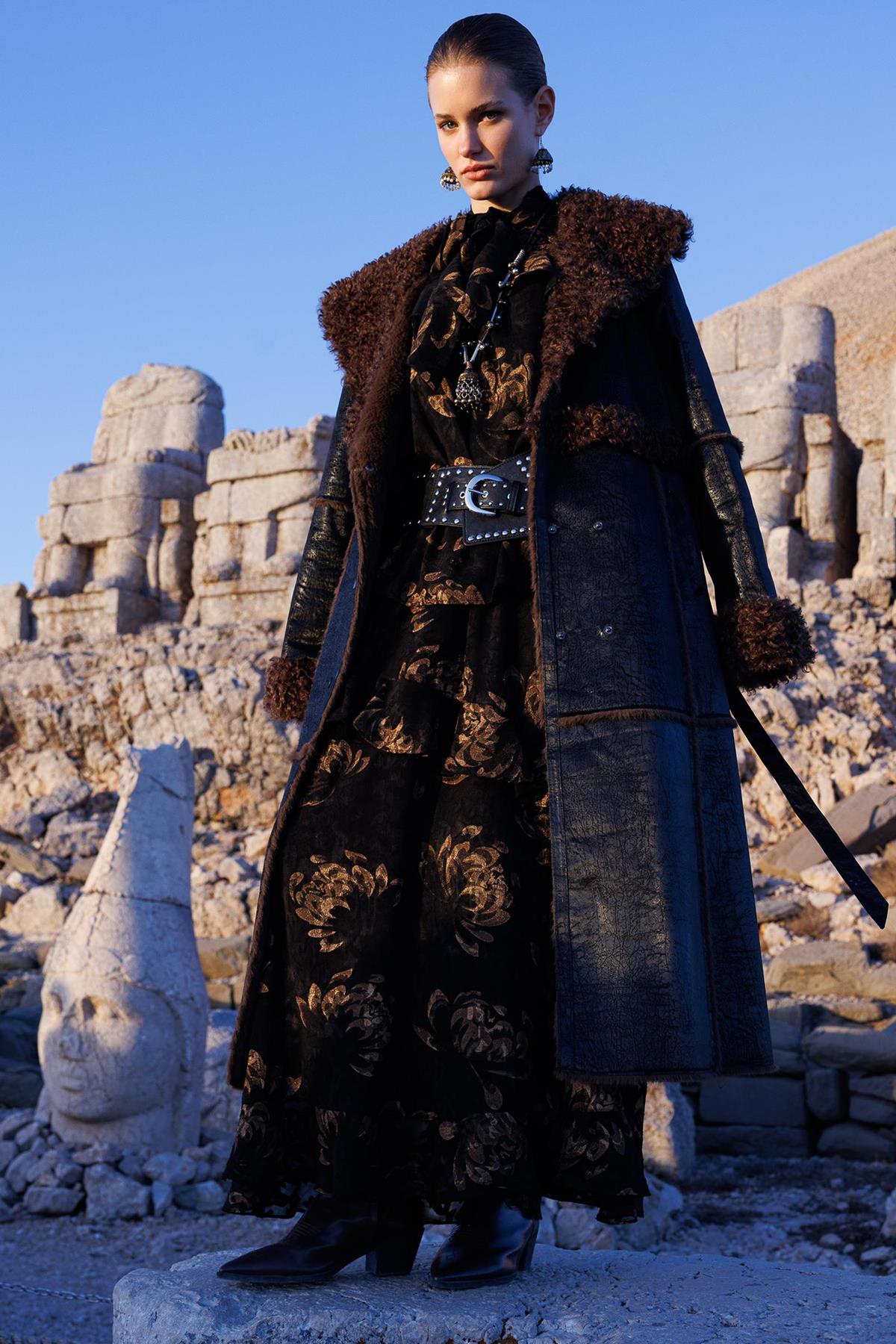 Peluş Detaylı Deri Görünümlü Kaban