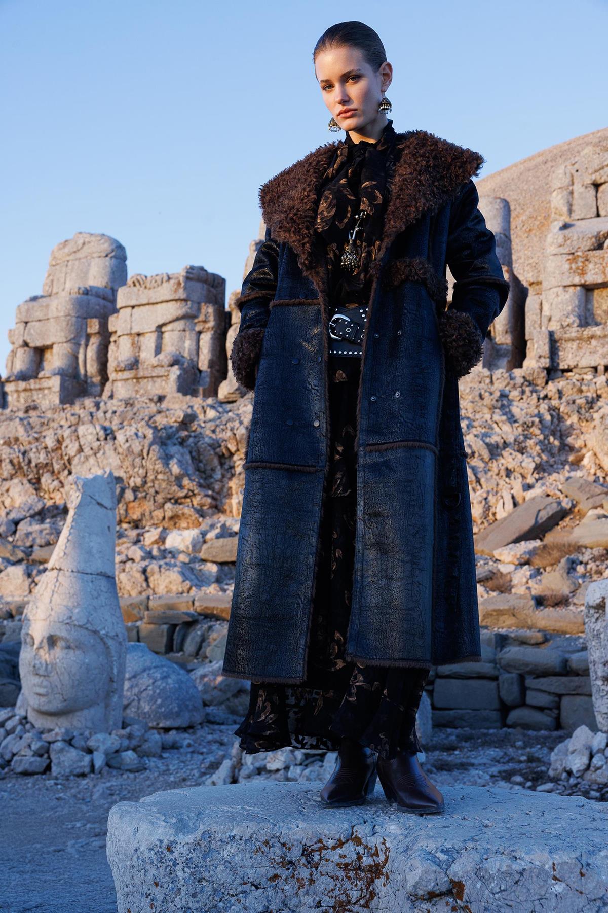 Peluş Detaylı Deri Görünümlü Kaban