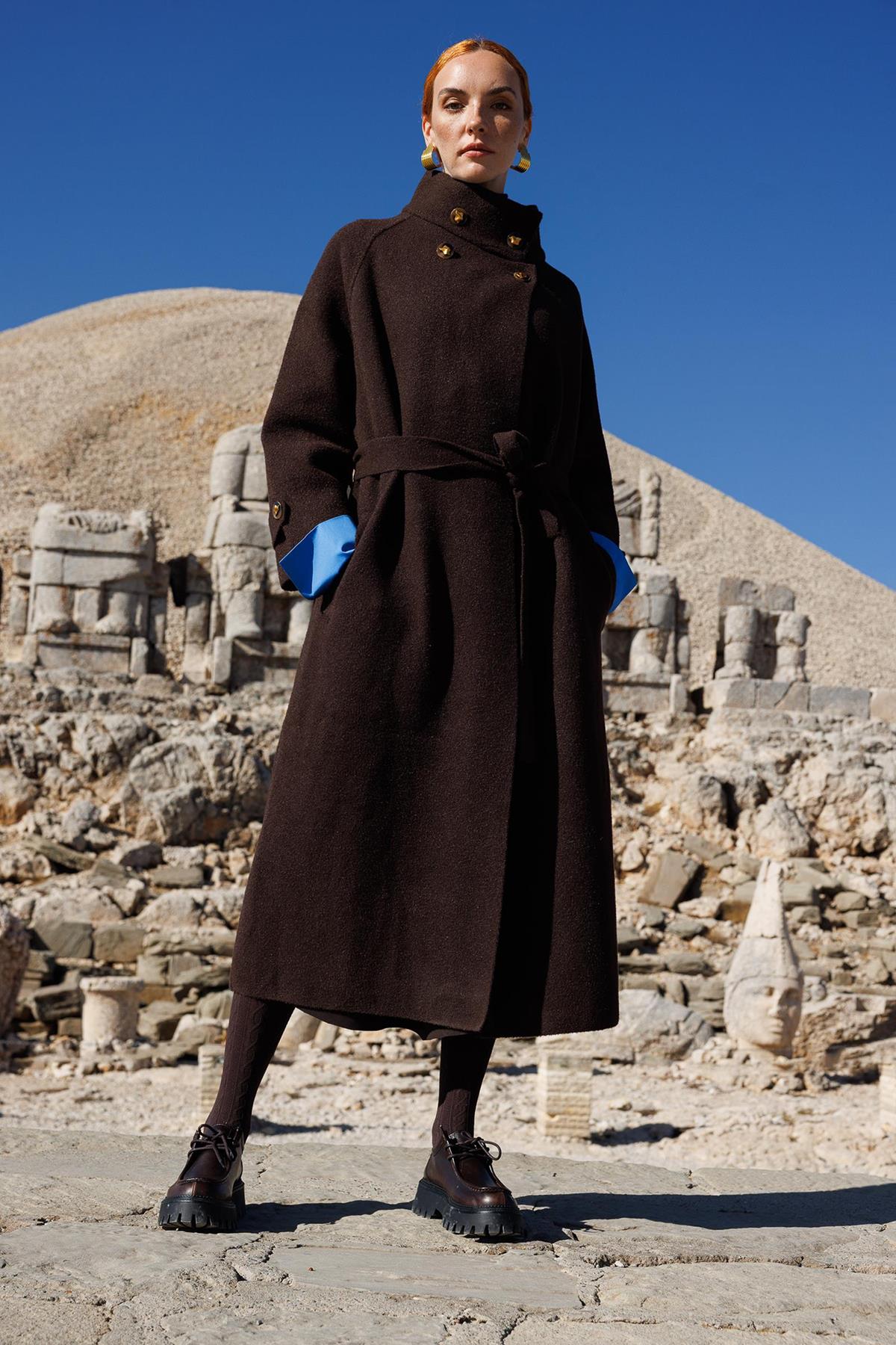 Yaka Ve Kol Düğme Detaylı Kaban