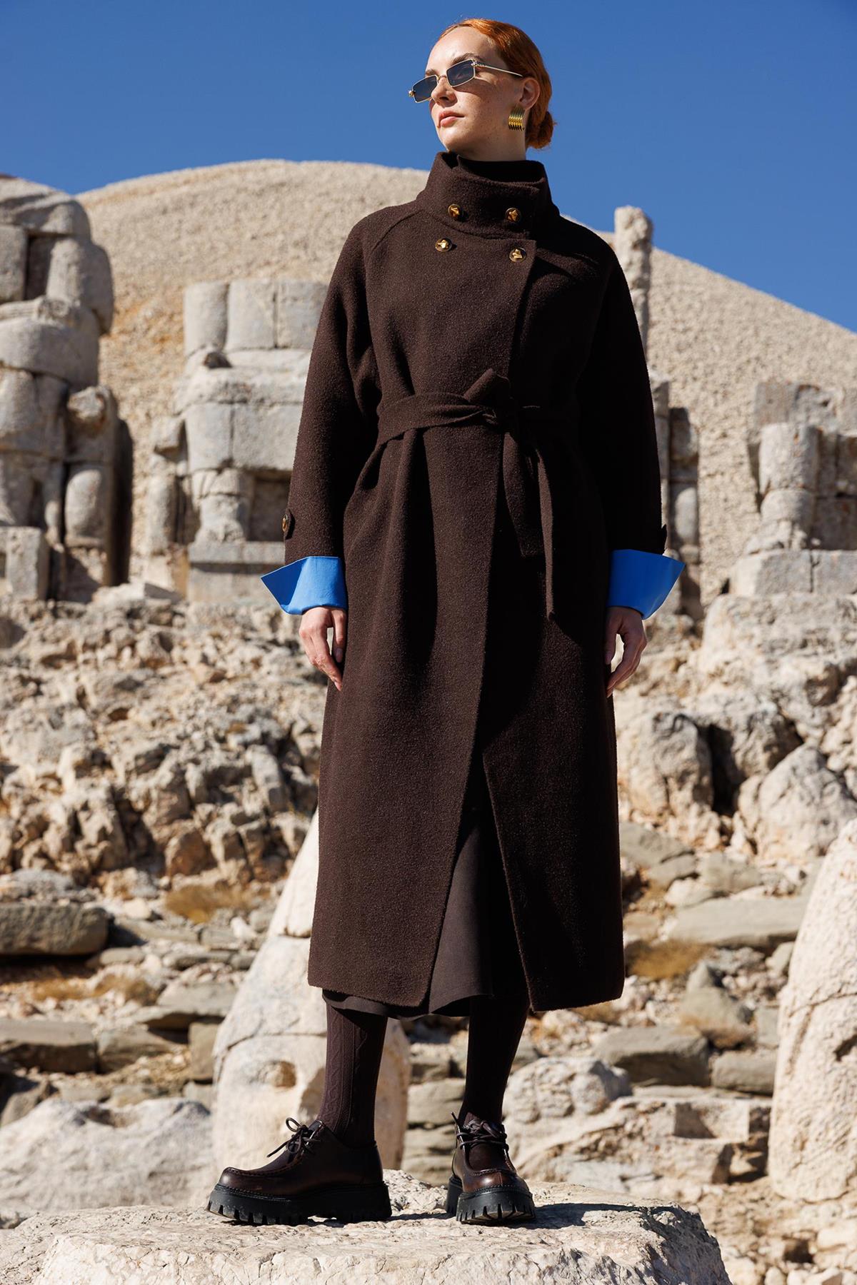 Yaka Ve Kol Düğme Detaylı Kaban