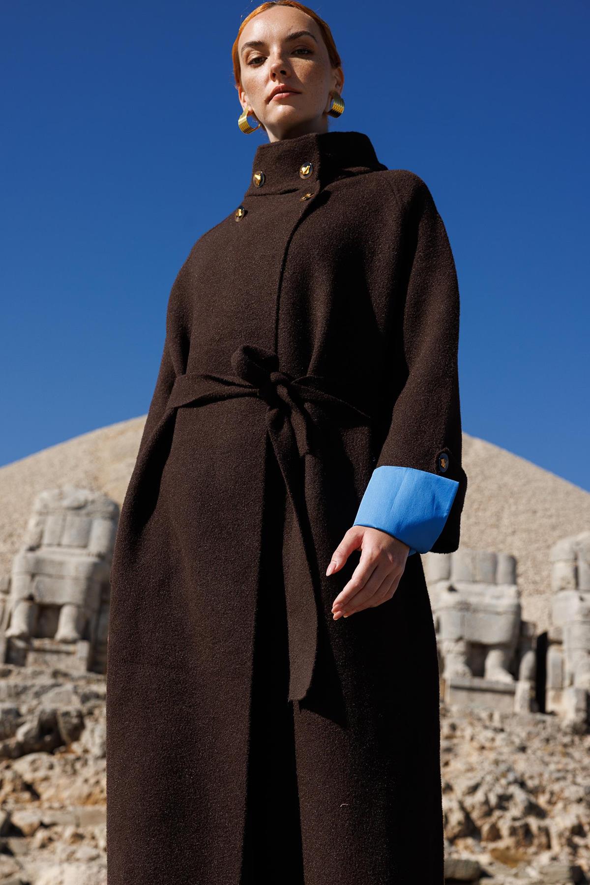 Yaka Ve Kol Düğme Detaylı Kaban