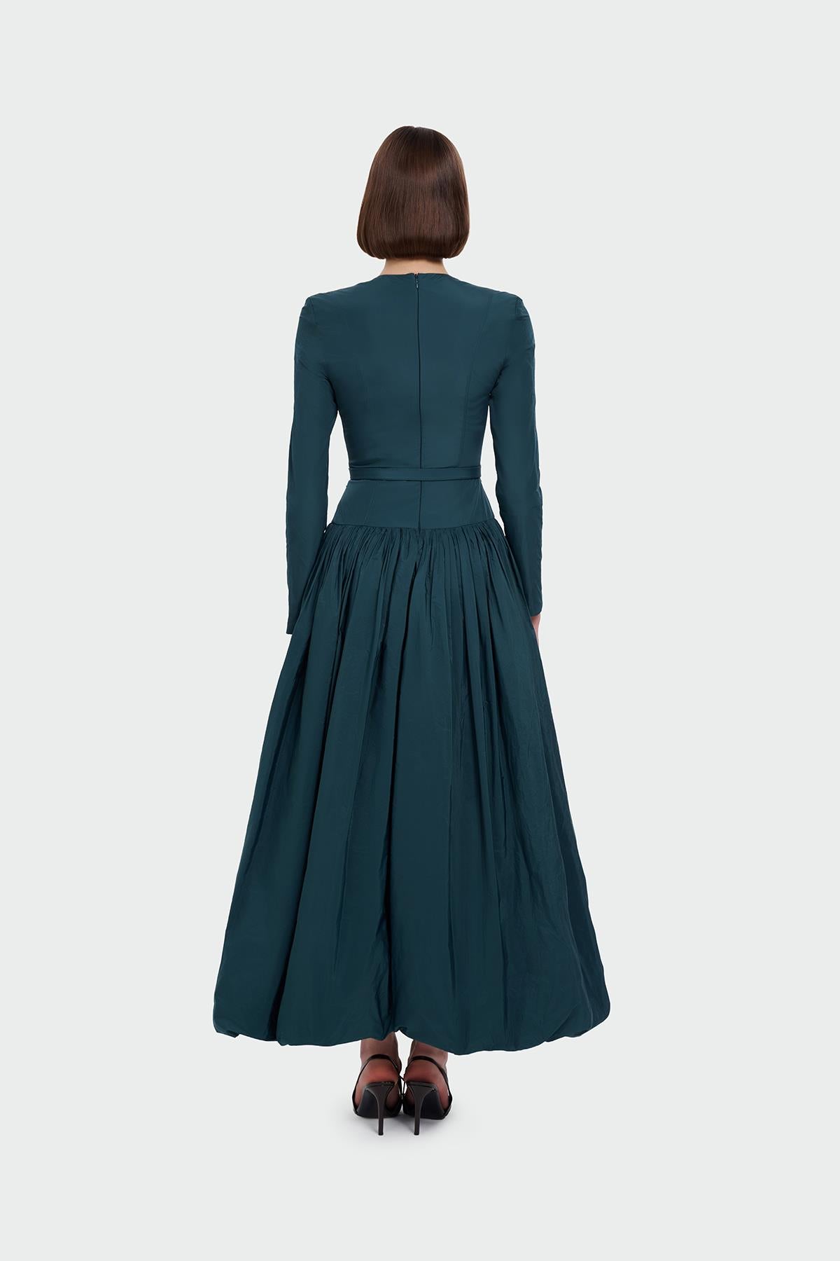 فستان سهرة بأكمام طويلة وحزام