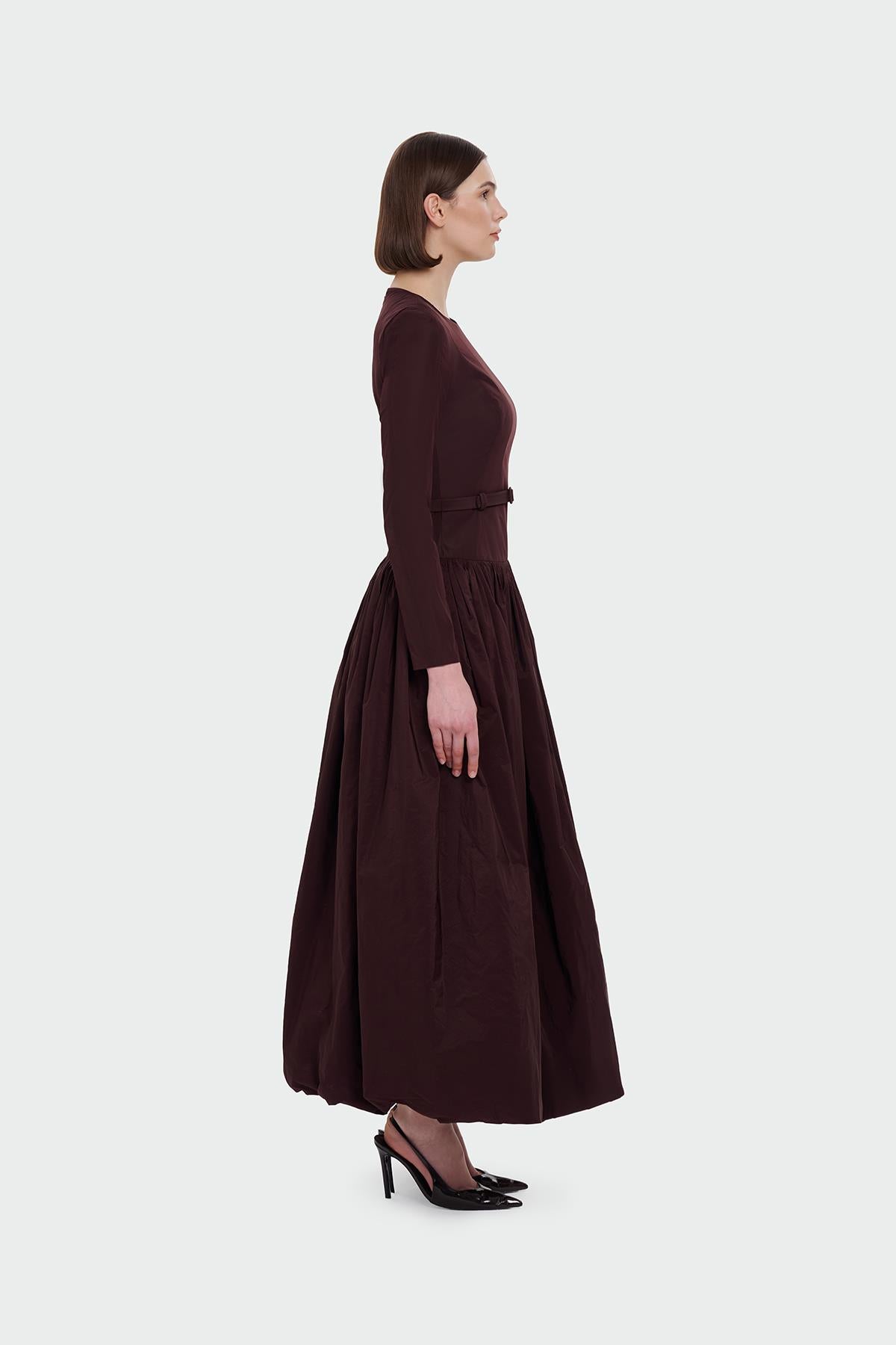 فستان سهرة بأكمام طويلة وحزام