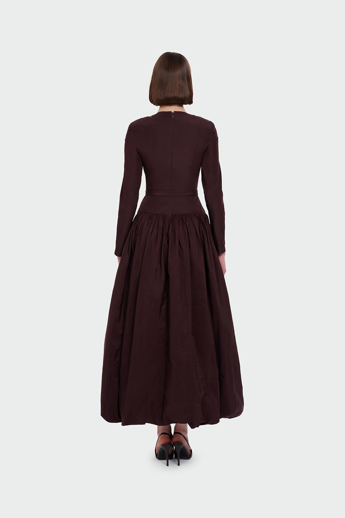 فستان سهرة بأكمام طويلة وحزام