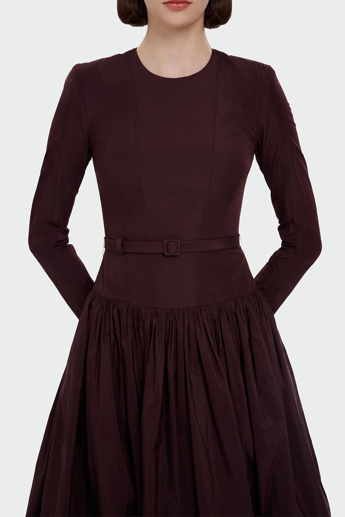 فستان سهرة بأكمام طويلة وحزام