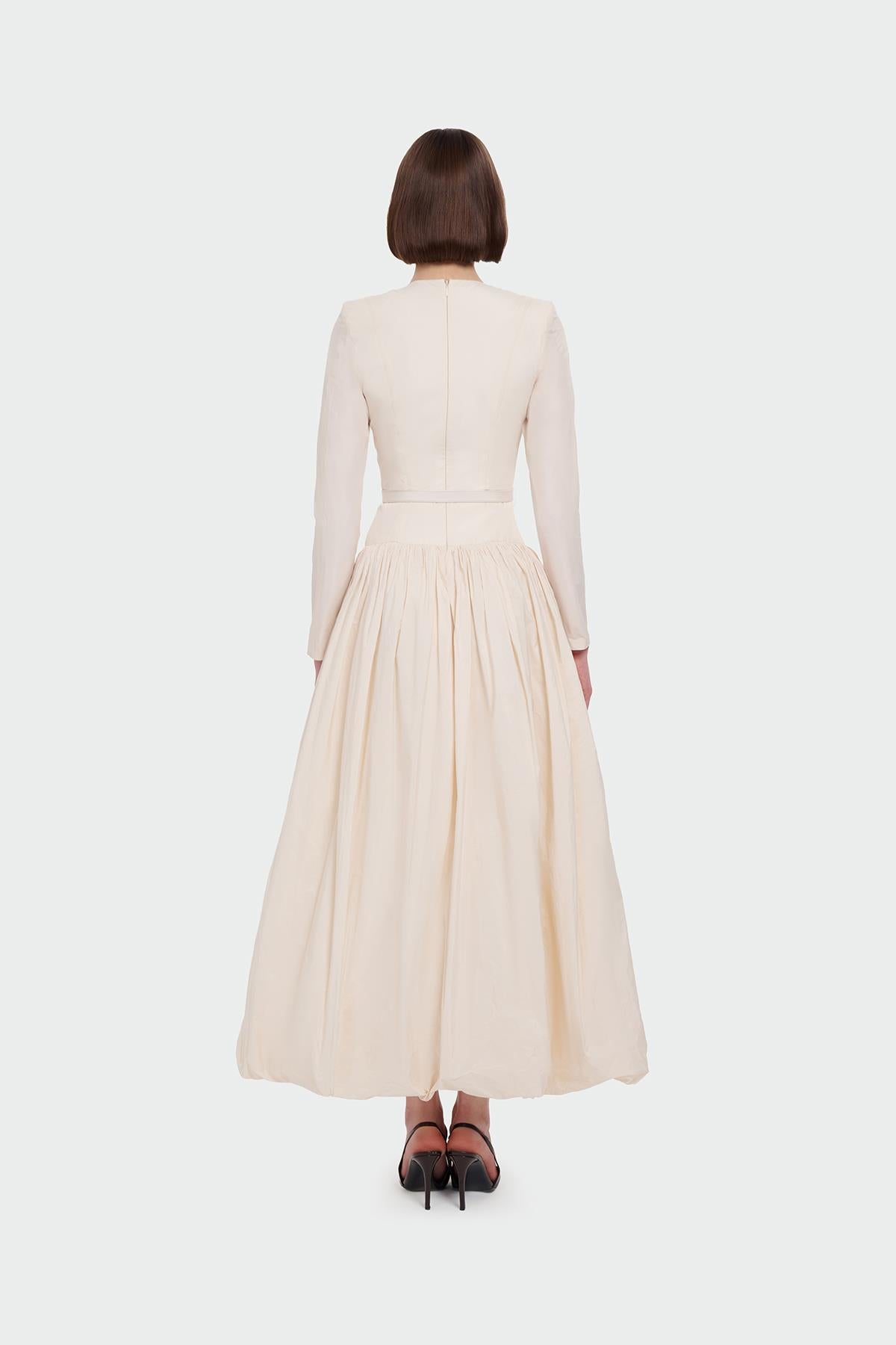 فستان سهرة بأكمام طويلة وحزام