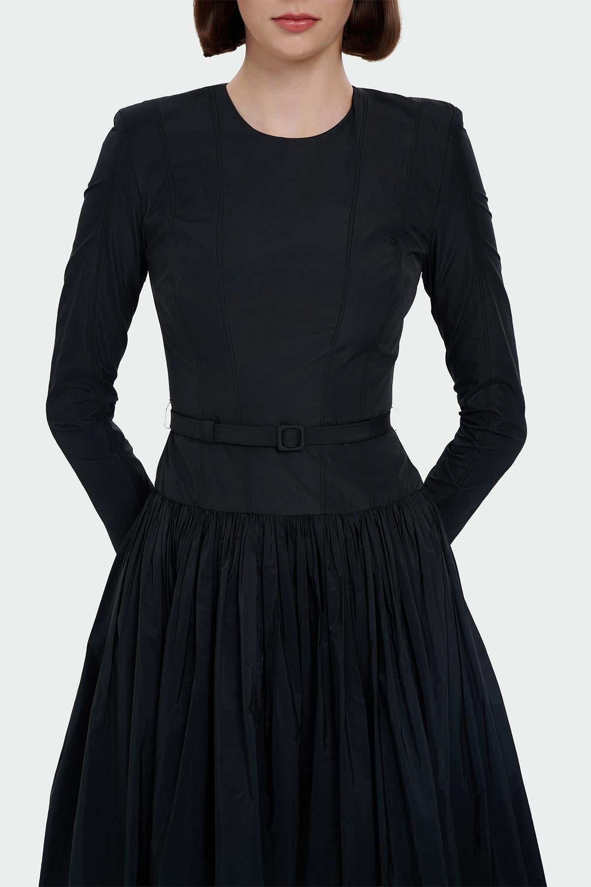 فستان سهرة بأكمام طويلة وحزام